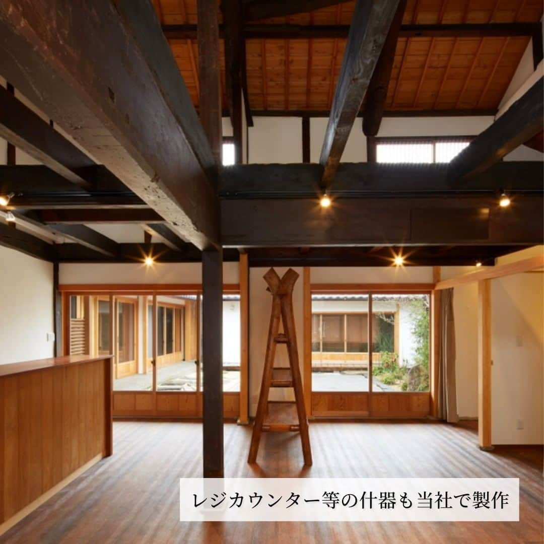 株式会社なんば建築工房のインスタグラム：「【店舗】 店舗として利用する部分のレジカウンター、テーブル等の什器も当社で作成。 レジカウンターはカリン、クリなど　当社の在庫材から選定。 建物の雰囲気に合わせた材料を選び、無垢の質感を生かしています。 ---------------------------------------------﻿ ﻿﻿ 資料請求はこちら▶ @nkk_request イベント予約はこちら▶ @nkk_event  動画で「WEB見学会」公開中‼︎ ﻿ →IGTVからご覧いただけます。﻿ ﻿ -----------------------------------------------﻿  #店舗 #什器 #レジカウンター   #なんば建築工房 #岡山県倉敷市 #児島 #工務店 #大工 #職人 #手仕事 #工務店だからつくれる家 #注文住宅 #新築 #リフォーム #改築 #増改築 #古民家再生  #平屋 #一戸建て #日本家屋 #和風の家 #木の家 #自然素材の家 #無垢の木の家  #施工事例 #マイホーム #家づくり」