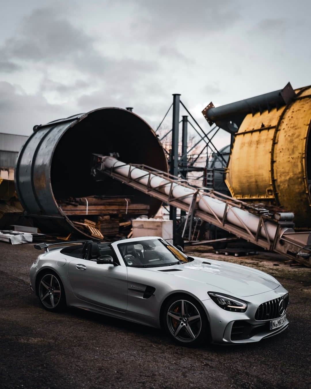 Mercedes AMGさんのインスタグラム写真 - (Mercedes AMGInstagram)「[Kraftstoffverbrauch kombiniert: 12,5 l/100 km | CO₂-Emissionen kombiniert: 284 g/km | amg4.me/efficiency-statement | Mercedes-AMG GT R Roadster]  The most impressive creations are sometimes found in most unlikely of places.  📷  @s_m_h_r   #MercedesAMG #DrivingPerformance #AMG #GTR」2月19日 18時00分 - mercedesamg