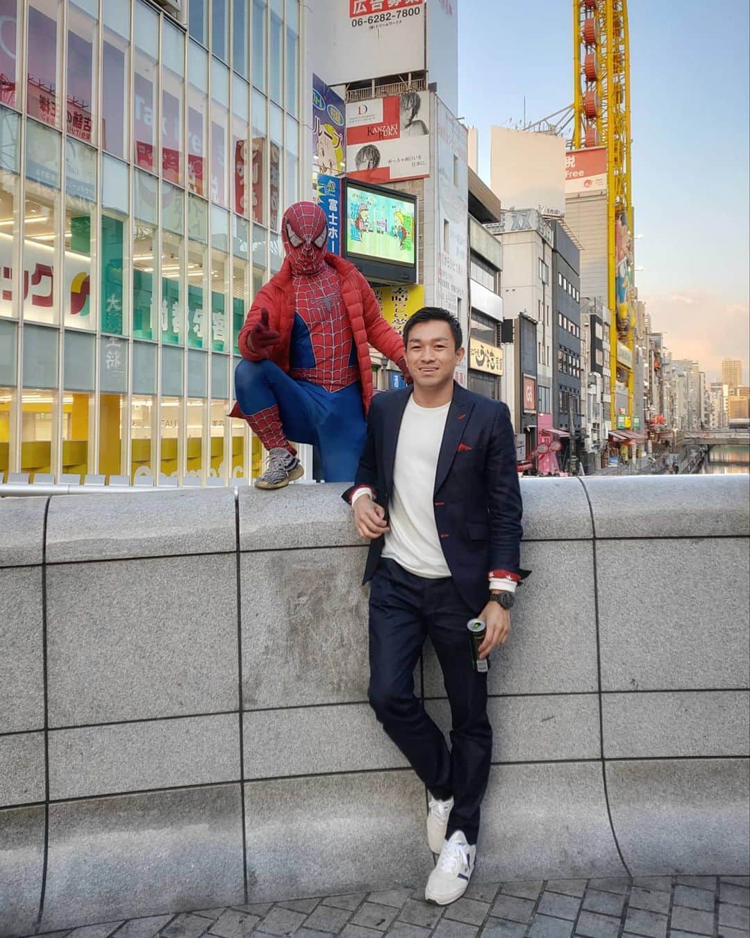 Japanese Spidermanのインスタグラム：「⚠⚠⚠⚠難波のスパイダーマン⚠⚠⚠⚠ ・ 自分が考えているヒーローの定義として、﻿ ﻿ 報酬💸を貰わないということがある。﻿ ﻿ 今まで色んなところにお呼びいただき交通費を含め報酬をいただいたことはない。﻿ ﻿ もしスパイダーマン🕷🕸が実在したら、﻿ 彼はけして人助けの見返りに報酬を貰わないだろうし、﻿ ﻿ 何より、その姿を子供たちが見たら一気に夢を壊す。﻿ ﻿ スーツを着れば誰でもチヤホヤされるし、お金も稼げるだろうが、そのスーツには子供たちの夢が詰まっていることを自覚してほしい。﻿ ﻿ #週末ヒーロー﻿ #スパイダーマン#アベンジャーズ#マーベル#ユニバ#usj#ヒーロー#心斎橋#なんば#道頓堀#子供#蜘蛛#marvel#spiderman#avengers#hero#cos#cosplay#コスプレ﻿#出張#デニムスーツ#広告 #スーツ男子 ﻿ ﻿」