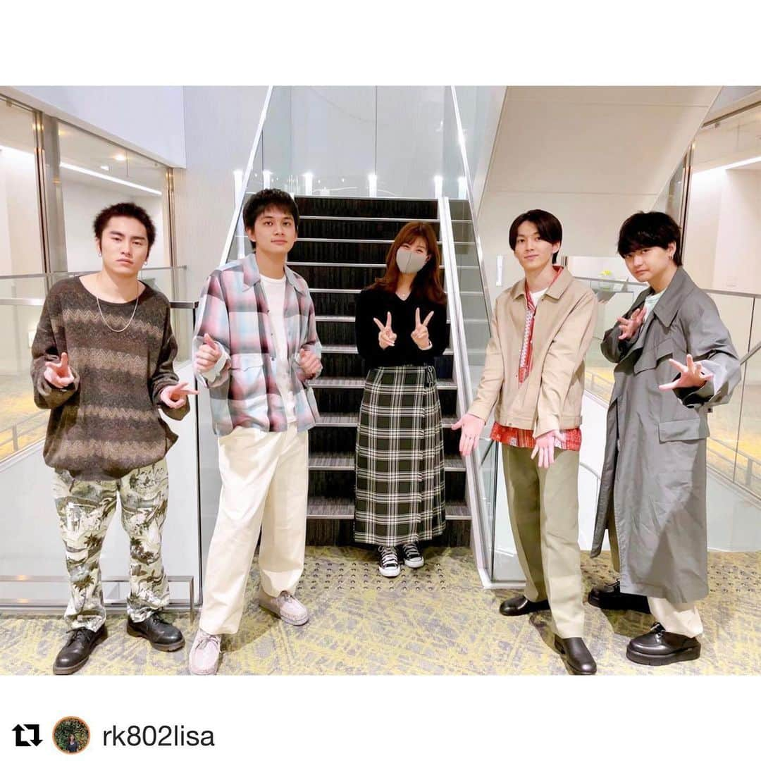 高樹リサさんのインスタグラム写真 - (高樹リサInstagram)「先週金曜日まで1ヶ月に渡って 毎週DISH//が登場してくれたHEP FIVE DISH// Crossover Distanceのコーナー🎡 お楽しみ頂けましたか？ DISH//をきっかけに初めて番組を聴いてくれた方も多かったと思います🙇‍♀️🙇‍♀️ メンバー1人1人に迫る時間、 ニューアルバムについてたくさんお話を聞かせてもらいました！ 先週の最終回は今夜まで聴くことができますのでぜひ #radiko でタイムフリーしてみてください💐 New Album「X」楽しみだ❗️ . . 番組のinstagramも良かったらぜひフォローしてください〜🌸 #Repost @rk802lisa ・・・ 𓂃𓍯  ˗ˋˏ HEP FIVE × DISH// × RK802 ˎˊ˗   先週まで5週連続で DISH// メンバーが大阪のラジオ #FM802 ROCK KIDS 802に 登場してくれておりました◎  最終回の2/12(金)は ニューアルバム「X」への 想いを語ってくれました！ まだの方は今週(金)まで radiko タイムフリーで 聞けます𓂅  𓍯こちら から⤵︎ http://radiko.jp/share/?t=20210212220000&sid=802  番組 ☞ @rk802lisa  DJ ☞ @lisalisa_takagi  ハッシュタグ ☞ #RK802  @dish__official #DISH @take_me_1103 @pantystar_masaki  @daichi_izumi」2月19日 17時54分 - lisalisa_takagi