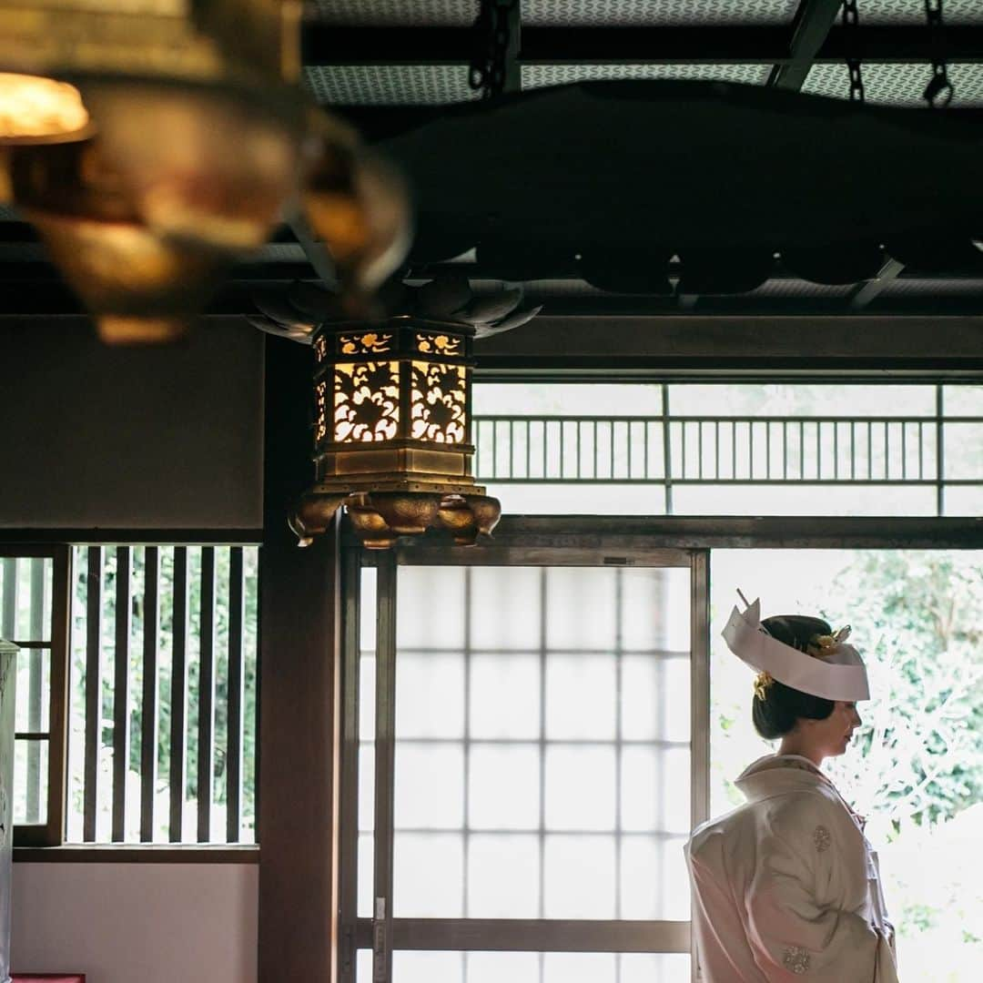 The KAMAKURA WEDDINGのインスタグラム：「鎌倉幕府を守るために、祈願寺として創建された『明王院』歴史的建造物で叶える1日1組限定挙式。」