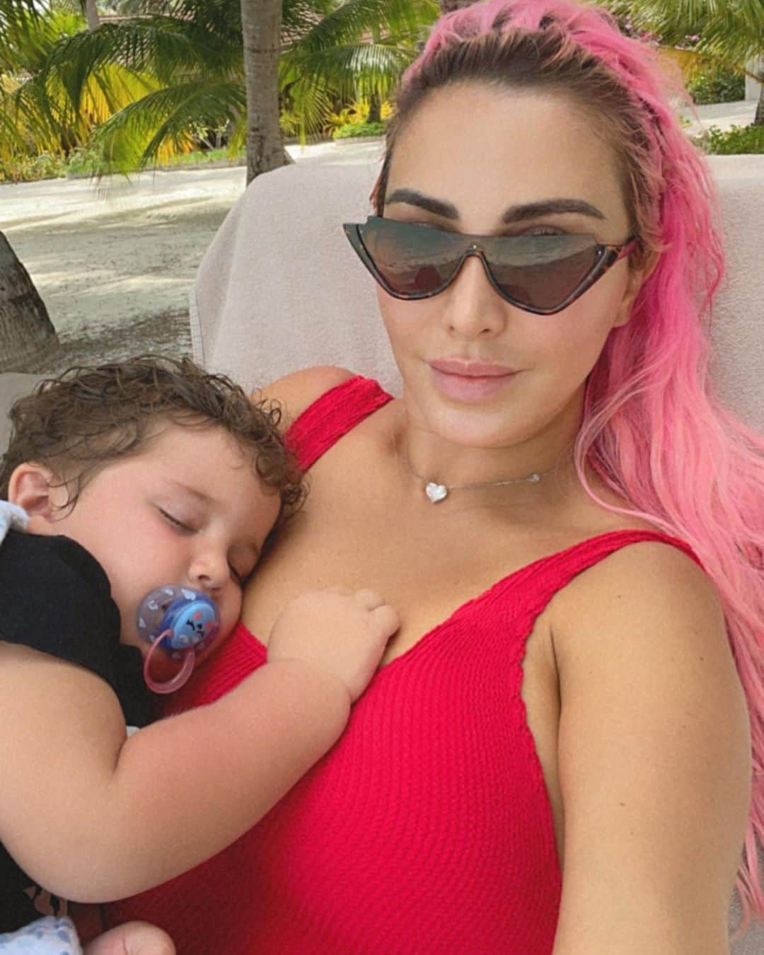 ジョエル・マーディニアンさんのインスタグラム写真 - (ジョエル・マーディニアンInstagram)「I love feeding and putting my kids to sleep on the beach, with the sound of the waves in the background, feeling the sea breeze cooling off the sun kissed skin. watching them have their milk in my arms is one of my favorite blessings, I look forward to this moment everyday. I can never have enough of it. It’s when your body becomes your babies most comfortable and secure place, where you feel they are so content and so happy to be in your arms being comforted by your embrace, falling asleep to your soft voice telling them I LOVE YOU and your loving 🥰 smile beaming over their tiny face 💘 I want this moment to last forever, I want the world to slow down, I want the full memory of this moment to be recorded in my mind with the feeling that I am feeling physically and emotionally. Here at the moment I am the HAPPIEST #love #maldives #joellemardinian @kurumba_maldives  بحب وانا عم أكِل  اولادي انو خليهم ينامو على البحر ليحسوا بصوت الامواج ونسيم البحر  وانا بشوفه وهو بياخد حليبه بين ايدي هاي من اكثر النعم اللي انا بحبها وبفضلها دايما بحس انو اولادي راضيين وفرحانين وهما باحضاني وهما نايمين على صوتي وانك تحكي كلمة احبك هاي الكلمة بتخلي الابتسامة 🥰تشع على وجههم الصغير 💘بدي ها اللحظة تدوم للابد وانو العالم كله يوقف ويسجل ها اللحظة لتكون احلى ذكرى في عقلي انا هلا في ها اللحظة أسعد شخص」2月19日 17時56分 - joellemardinian