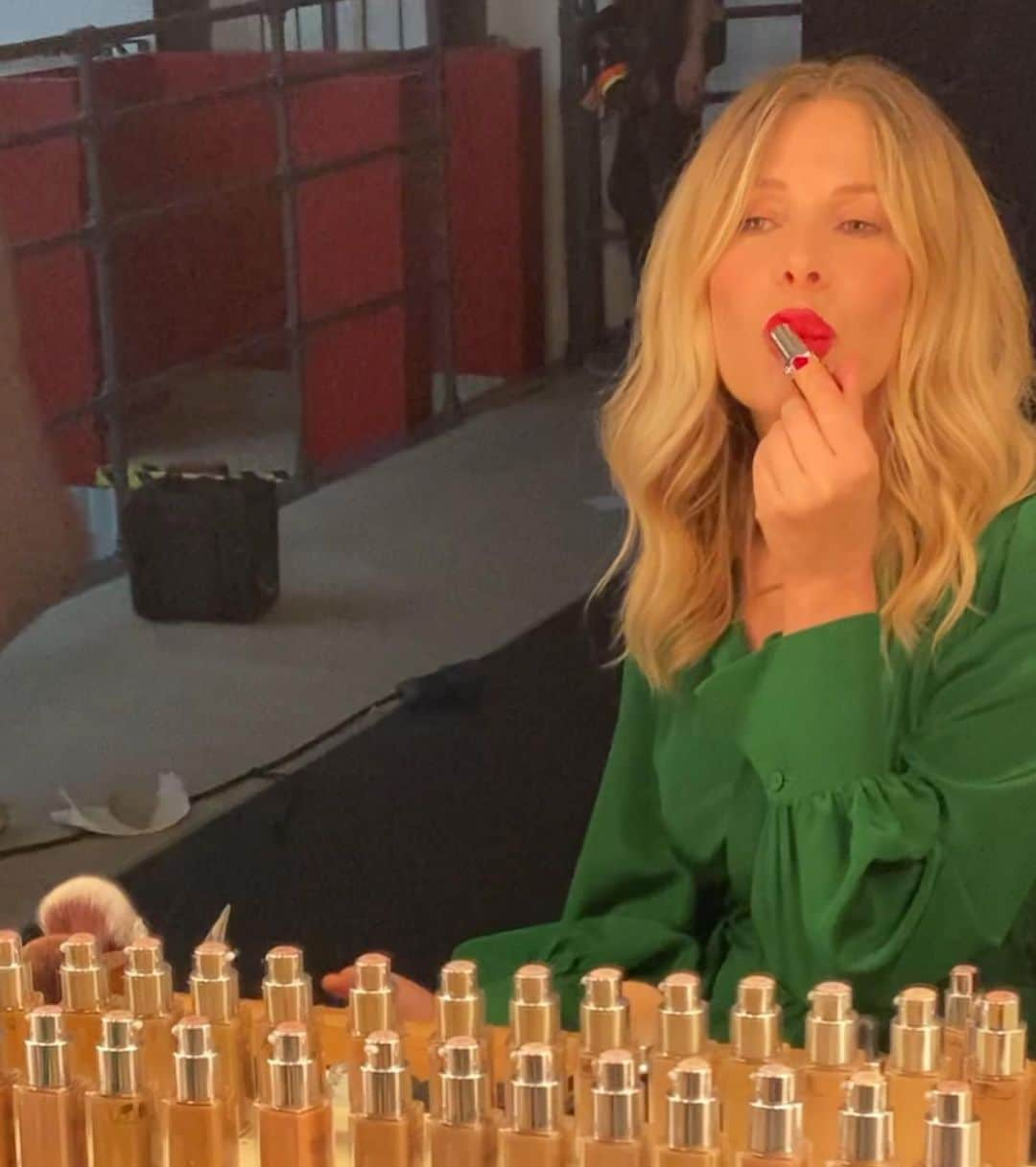 Alessia Marcuzziさんのインスタグラム写真 - (Alessia MarcuzziInstagram)「Mi chiedete spesso che colore di rossetto io abbia nelle foto che pubblico: il mio é il 999 di @diormakeup  Praticamente io non esco di casa se non ho il mio rossetto sulle labbra...é un po’ la mia copertina di Linus (lo metto anche sotto la mascherina!). É la prima cosa che indosso prima di uscire, e l’ultima che tolgo! Guardate tutte le foto e capirete😂💄  #rougedior #wewearrouge #ad」2月19日 17時57分 - alessiamarcuzzi