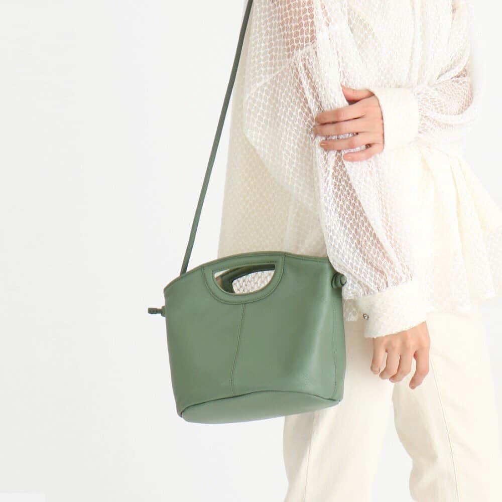 nouerのインスタグラム：「. ○Recommend item○ . コロンとしたフォルムが女性らしいクリ手ハンドルショルダーバッグ . 柔らかいカウレザーを使用し大人な仕上がりです . 落ち着いたカラーリングでスタイリングの程よいアクセントに◎ . . [no.12-51-10082] . #2021SS #spring #fashion #trend #item #bag #shoulderbag #cowleather #instafashion #instagood #nouer #PECHINCHAR #ヌエール #ファッション #トレンド #アイテム #バッグ#ショルダーバッグ#カウレザー 気になる点があればお気軽にコメントどうぞ 💭」
