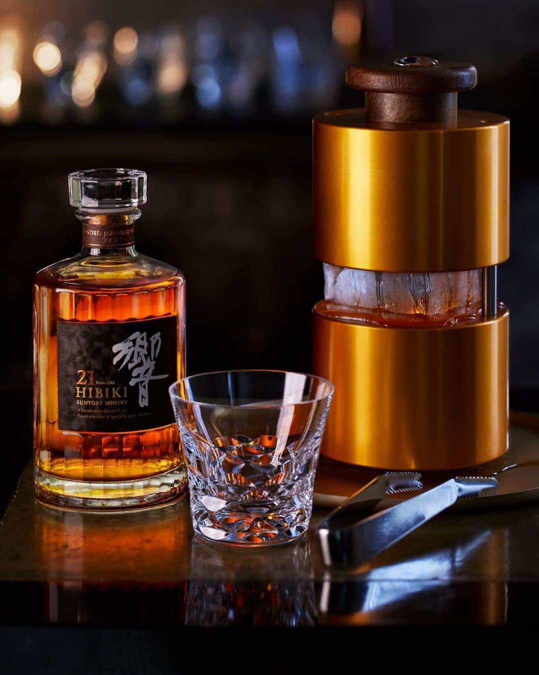 響 | SUNTORY WHISKY HIBIKIのインスタグラム：「. HIBIKI TIME　～二十四節気・雨水～　  究極の一杯を求めて、グラスと氷を支度する Pursue an ultimate drink using your favorite glass with ice.  #hibiki #響 #二十四節気 #24seasons #雨水 #usui #初春 #earlyspring #ひとり時間 #alonetime #製氷機 #icemachine #究極の一杯 #丸氷 #iceball」