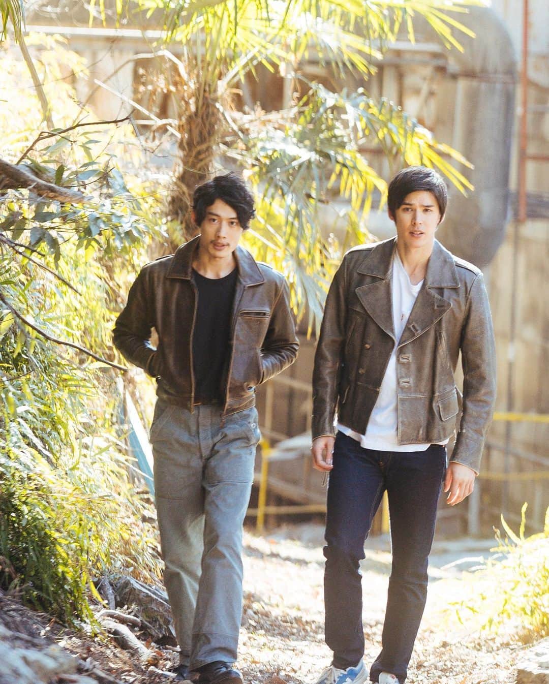 井上雄太のインスタグラム：「10年ぶりに共に。 大体10年前の写真もみつけた。 若さ  with @toma_craig  photo @memeichigo  hairmake @chibi_risa_  #作品撮り #サクドリ #奥多摩 #okutama #革ジャン #レザー #ユーロヴィンテージ#ヴィンテージ #vintage #スイス軍 #デニム #photography #instaphoto」