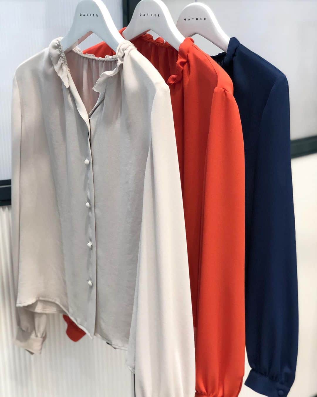 新谷美奈のインスタグラム：「.﻿ ﻿ Nina mew Spring Collection🌷﻿ ﻿ さりげないフリルと﻿ 程よいネックの開き。﻿ しなやかなとろみ素材。﻿ 甘さのバランスが秀逸🍊﻿ ﻿ Nina mew﻿ blouse ¥18,000+tax﻿ ﻿ @ninamew_official#Ninamew#ニーナミュウ#セレクトショップ#selectshop」