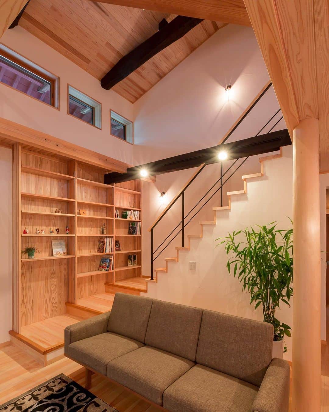 感響の家　内保製材株式会社さんのインスタグラム写真 - (感響の家　内保製材株式会社Instagram)「大規模なリノベーションで明るく開放的な空間に生まれ変わった住まい。  階段下の壁面いっぱいに造り付けた本棚。お気に入りの本や小物を眺めるように飾ることができます。（滋賀長浜・Y様邸）  . ほかの写真はこちら @kankyo_no_ie  . #内保製材 #感響の家 #エアパス #イロハ #滋賀 #長浜 #彦根 #米原 #湖北 #工務店 #注文住宅 #住宅 #新築 #リノベーション #一戸建て #建築 #マイホーム #家 #インテリア #家づくり #暮らし #住まい #自由設計 #自然素材 #無垢 #木の家 #漆喰  #リノベ #階段 #本棚」2月19日 18時07分 - kankyo_no_ie