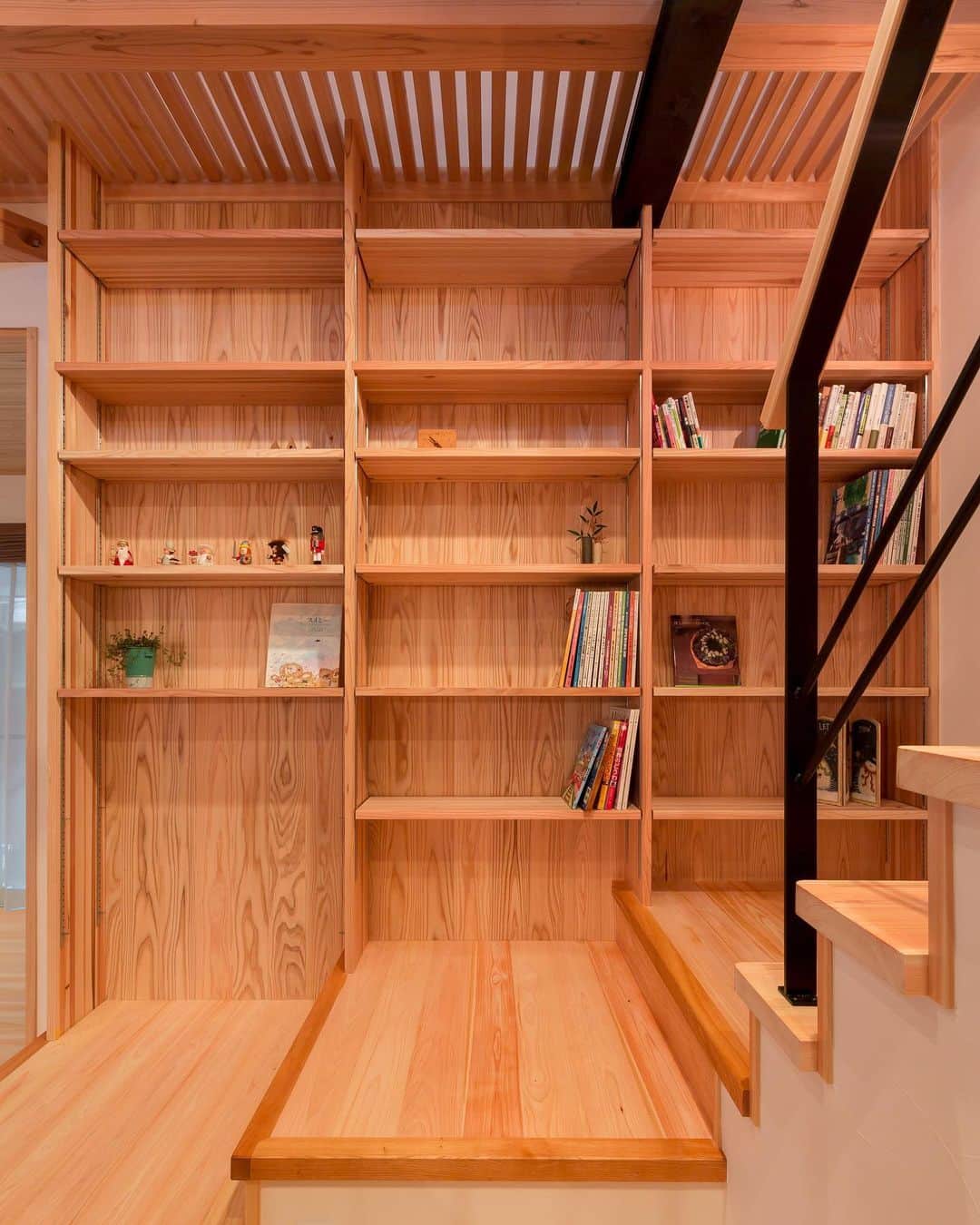 感響の家　内保製材株式会社さんのインスタグラム写真 - (感響の家　内保製材株式会社Instagram)「大規模なリノベーションで明るく開放的な空間に生まれ変わった住まい。  階段下の壁面いっぱいに造り付けた本棚。お気に入りの本や小物を眺めるように飾ることができます。（滋賀長浜・Y様邸）  . ほかの写真はこちら @kankyo_no_ie  . #内保製材 #感響の家 #エアパス #イロハ #滋賀 #長浜 #彦根 #米原 #湖北 #工務店 #注文住宅 #住宅 #新築 #リノベーション #一戸建て #建築 #マイホーム #家 #インテリア #家づくり #暮らし #住まい #自由設計 #自然素材 #無垢 #木の家 #漆喰  #リノベ #階段 #本棚」2月19日 18時07分 - kankyo_no_ie