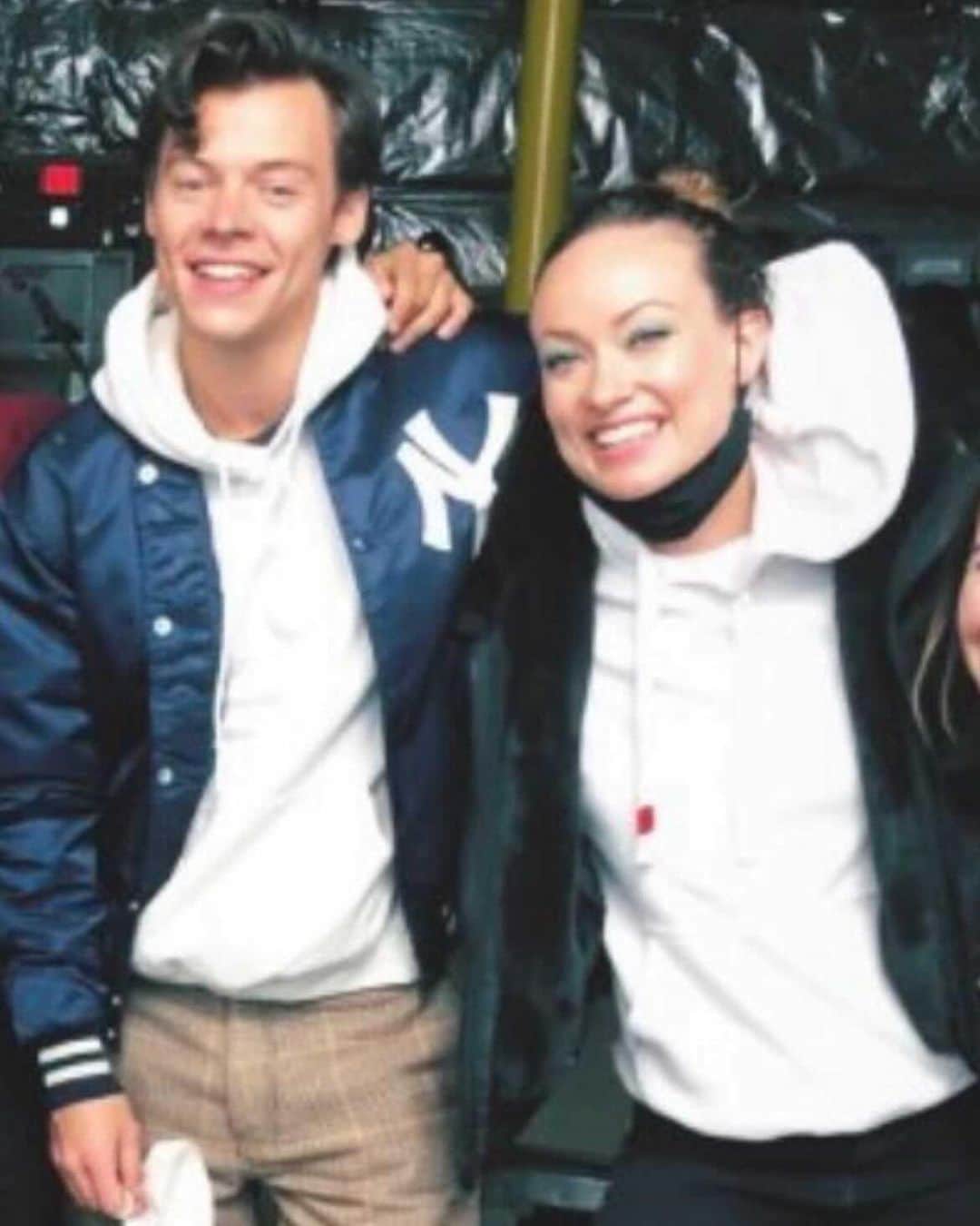 E! Onlineさんのインスタグラム写真 - (E! OnlineInstagram)「Harry Styles and Olivia Wilde are making some midnight memories in London...and it looks like Jason Sudeikis is too? Link in bio for a relationship update including the co-star Jason has been linked to. (📷: Instagram)」2月19日 9時16分 - enews