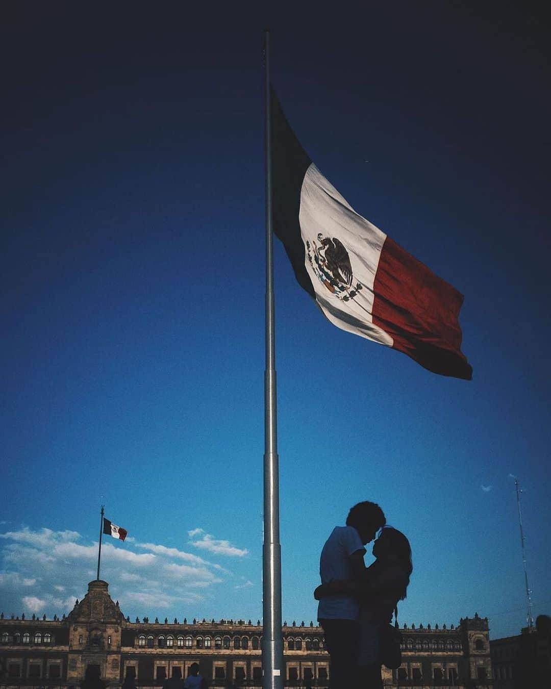 Chad Santosのインスタグラム：「#メキシコシティ #メキシコ #写真 #写真家 #mexicocity #mexigers #mexico_maravilloso #streetclassics #adorama #망자의날 #peopleoftheworld #reportagespotlight #streetleaks #mexico_amazing #peoplephotography #worker #urbanacdmx #thisweekoninstagram」