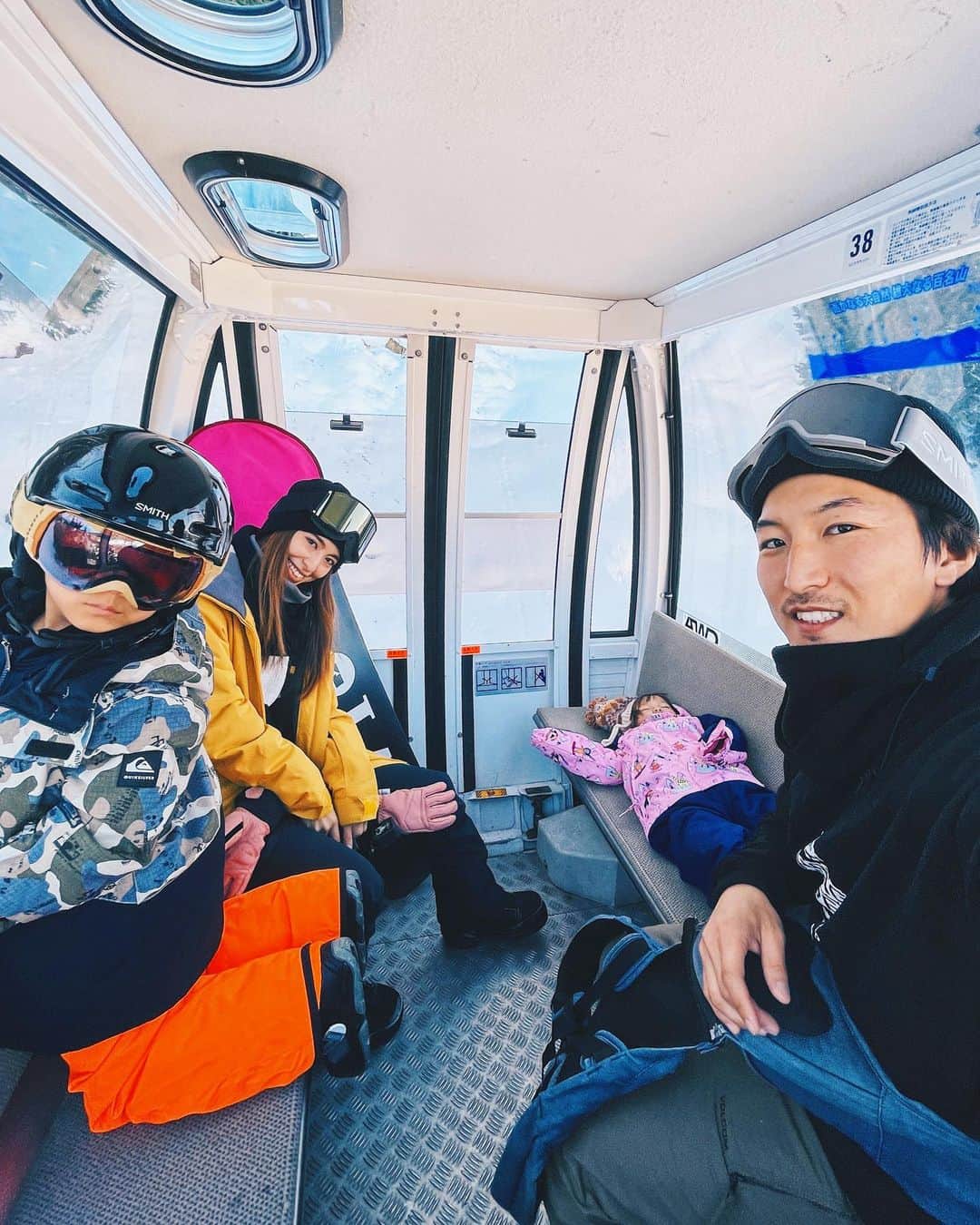 高橋菜摘のインスタグラム：「👨‍👩‍👧‍👦 ゴンドラとかリフトで心地よくて すぐに寝ちゃう娘ちゃん👧🏼 息子は歩き始めたばかりの1歳の時から 喋れないのにシューしてって ずっとアピールしてたけど 妹はまだまだ抱っこボードちゃん そしてお世辞じゃないけど パパの安定感は本当に凄いです プロだから当たり前、と言うわけじゃなく 本当に身体の一部なのかな 普通に歩いてる時より安心。← @isao_seki  . . . #スノーボード #スノボ #スノーボードウェア  #スノーボード女子 #スノーボードキッズ #女の子 #キッズスノーボーダー #ママボーダー #女の子ママ #男の子ママ #スノーボーダー #丸沼高原スキー場  #ikkisnowlife」