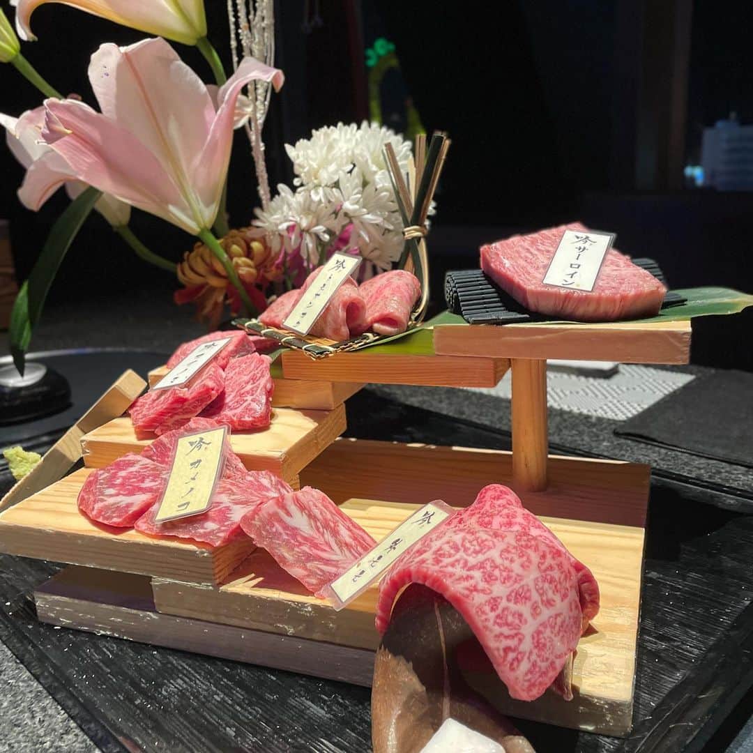 尾崎牛_肉割烹_吟_難波のインスタグラム：「おはよう御座います。 吟難波店でございます。  ⭐️ランチ営業⭐️  柊コース4200円 柊コース5500円ワンドリンク付き  ⭐️17日〜限定イベント⭐️ 16時〜17時までのネット予約 一休限定百合、薔薇、翡翠コース 何と20%off今だけ 菫、柊コース10%off  緊急事態宣言のため Open　17時00分 close  20時00分 アルコールラスト　19時00分 コースラスト　18時00分  またお昼のご要望や テイクアウトなども 承っております。 何なりとお申し付け下さいませ。  ※菫コース以上 プレモル、角ハイ、酎ハイ All100円 16時〜18時までの ネットご予約のみ！  〒542-0076 大阪府大阪市中央区難波1-8-16 NAMBA HIPS 10F TEL 06-6214-1131 17:00〜20:00 (緊急事態宣言の為)  またテイクアウトも 絶賛好評中です。 お早めのご予約を  #難波 #肉 #吟 #なんば #尾崎牛 #難波駅 #駅チカ　 #テイクアウト #弁当　 #大阪難波　 #夜景　 #なんばHIPS　 #ヒップス #個室 #ワイン #スパークリング #記念日 #誕生日 #肉好きな人と繋がりたい #カップル席 #大阪グルメ #難波グルメ #難波ディナー #難波クーポン」