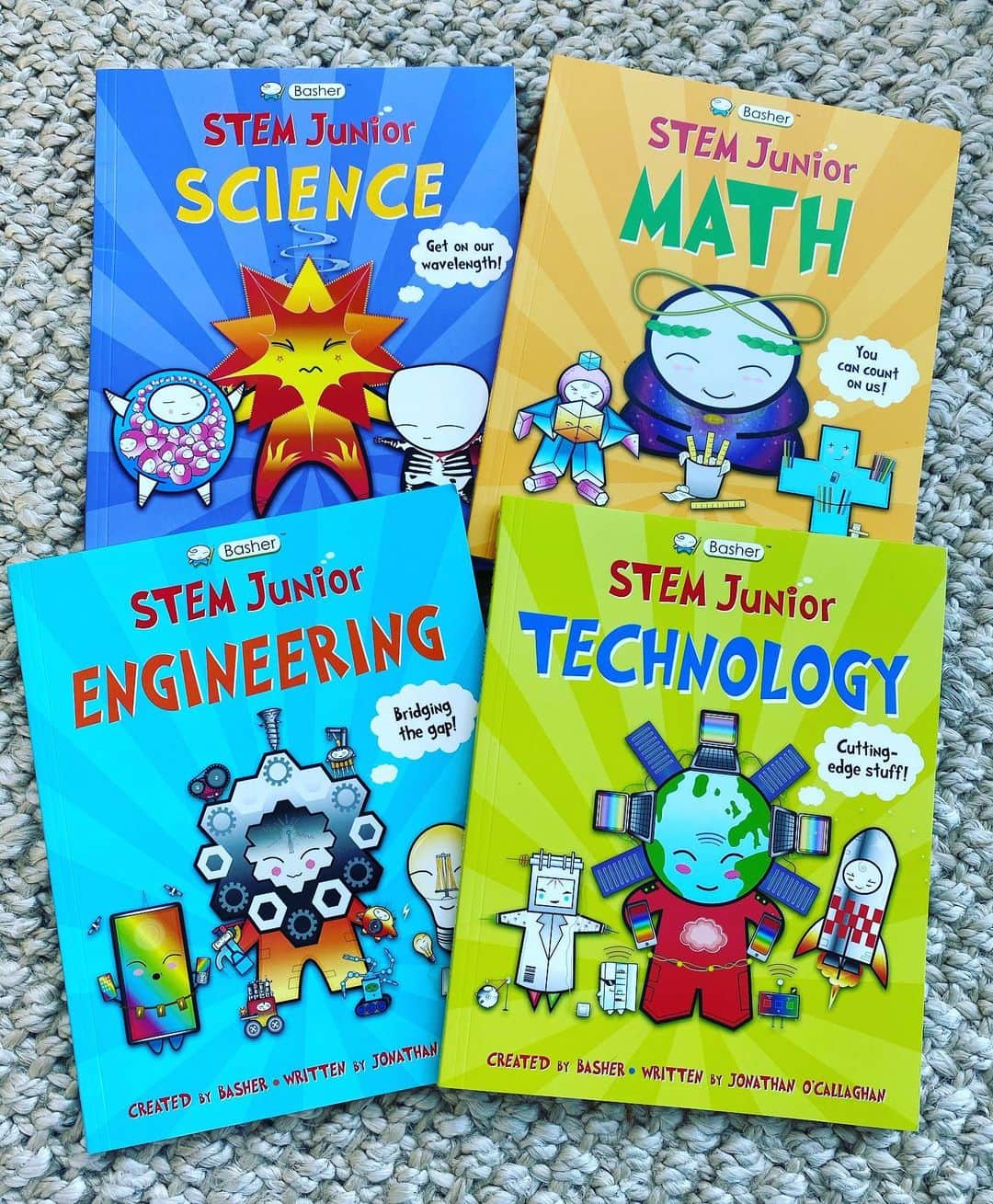 エリザベス・バークレーのインスタグラム：「With everyone still doing zoom school, our kids are needing to do some learning that’s exciting and creative. We love this book series by @basherscience !!! I hope you all enjoy them as much as we do!!🤓✨❤️」
