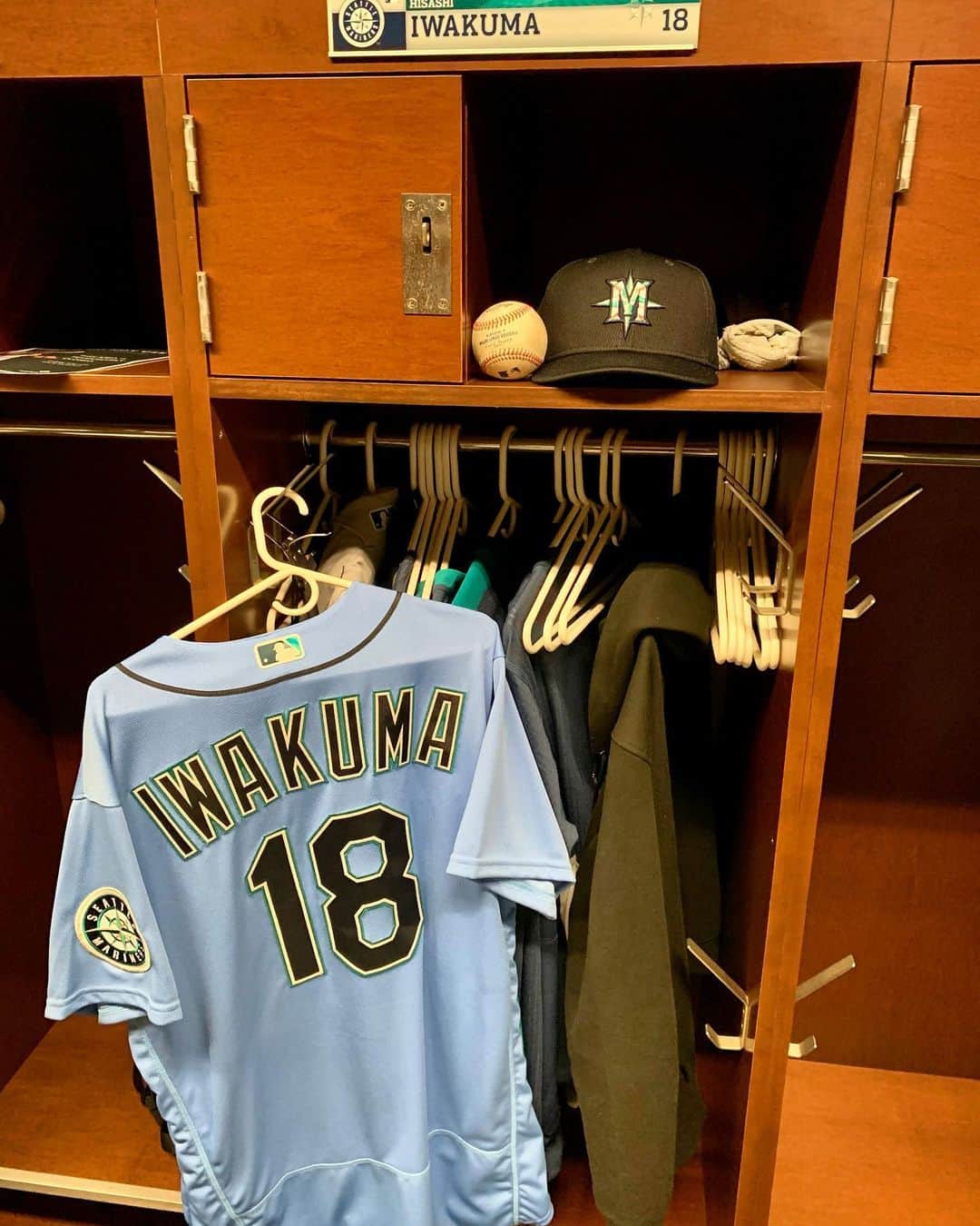 岩隈久志のインスタグラム：「初めてロッカーに行ってビックリしました！﻿ 18番でした！﻿ 僕はベンチに入るコーチではないので、マリナーズが粋な計らいをしてくれたのだと思います^_^﻿ ご厚意に感謝しつつ、本来の18番は雄星なので、練習に出る時は背番号がついていないものを着ようと思います^_^﻿ ﻿ Thank you Mariners!!﻿ I was pleasantly surprised when I got to my locker!﻿ I didn’t imagine wearing #18 again so I’m very happy!﻿ However, the “real” #18 is Yusei so please don’t get me wrong my fans!﻿ I would like to enjoy wearing this #18 jersey as a non-dugout staff!」