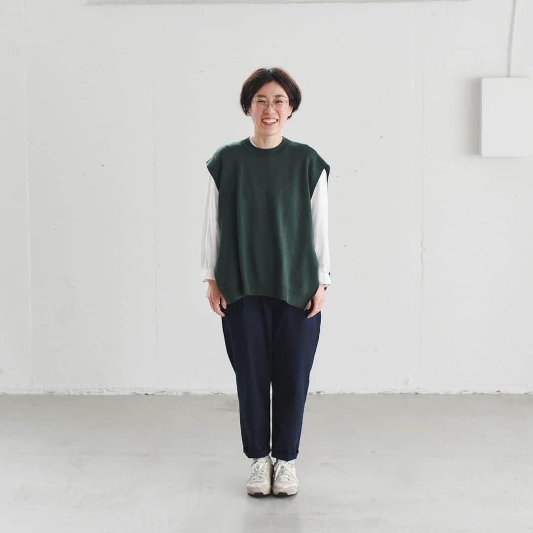 のインスタグラム：「【着用レビュー】今年の「春いちボトムス」をスタッフがはいてみました！ . - - - - - - - - - - - - - - - - - - - - - - - -  今年の春いちボトムスは、 身長別の3サイズ展開で、 推奨身長は以下の通りです。  S：154cm以下 M：155〜164cm T：165cm以上  試着したスタッフに、着用感について 聞いてみましたのでぜひ参考にしていただき、 ご自身にフィットするサイズを 見つけていただけたなら嬉しいです◎ . - - - - - - - - - - - - - - - - - - - - - - - - ■ デザイナー波々伯部（149cm） . 【今回選んだサイズ】Sサイズ . 【合わせている靴下】 ペールグレー、フレッシュピンク . - - - - - - - - - - - - - - - - - - - - - - - -  「149cmの私は、Sサイズの裾を ひと折りすると好みの丈に。  腰回りがゆったりとしていながら、 今までの春いちボトムスよりも すっきりと見えるシルエット。 一番好きな形でした。  よくメンズライクなゆったりとした トップスを着るのですが、 そんな洋服とも相性がよかったです。  ロールアップすると少し足首が見えるので、 靴下を見せたりハイカットの スニーカーを合わせたいです。  春はシンプルなトップスに、 靴下の差し色を楽しみたいですね。 今回はオリジナル靴下の 『フレッシュピンク』を合わせてみました」 . . ーーー 掲載のアイテムはこちら▼ ーーー . ボトムス： ☑️ 春いちボトムス2021（Sサイズ / Mサイズ / Tサイズ）  靴下： ☑️ 足元15cmの景色をつくる靴下 / mist （ペールグレー、フレッシュピンク） . ※ その他、スタイリングに使用したアイテムは、 スタッフやスタイリストの私物になります。 - - - - - - - - - - - - - - - - - -  . ▶ その他の商品詳細をお知りになりたい場合は、 プロフィールに掲載の、 当店お問い合わせメールまでご連絡ください。 . ▶︎ 商品ページでもそれぞれの色の おすすめコーディネートをご紹介しています。 プロフィールのリンク→@hokuoh_kurashi をご覧になってみてくださいね。 . #KURASHIandTripsPUBLISHING#KURASHIandTrips#fashion#coordinate#春いちボトムス#春いちボトムス2021#春コーデ#今日のコーデ#春#靴下#ボトムス#ボトム#パンツコーデ#ファッション#コーデ#コーディネート#シンプルコーデ#今日のコーデ#シンプル#シンプルライフ#シンプルデザイン#暮らしを楽しむ#日々の暮らし#北欧#暮らし#北欧暮らしの道具店」