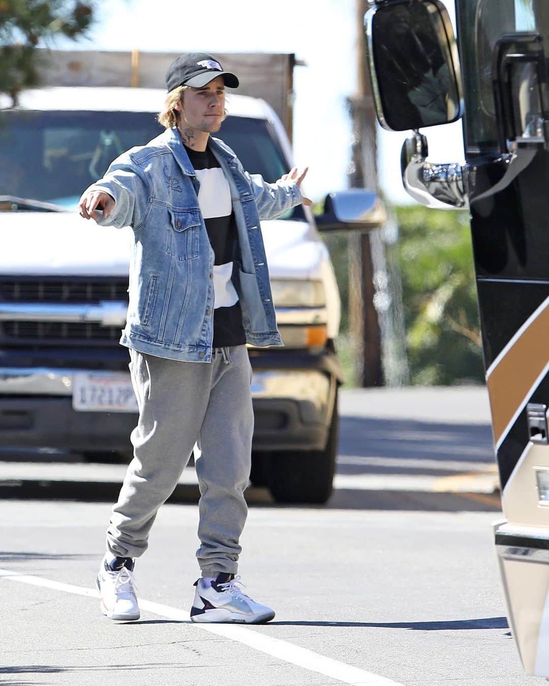 Just Jaredさんのインスタグラム写真 - (Just JaredInstagram)「Justin Bieber stopped traffic  and played parking assistant today to help his tour bus driver back into a spot after arriving in Santa Barbara. More pics on our site! #JustinBieber Photos: Backgrid」2月19日 9時27分 - justjared