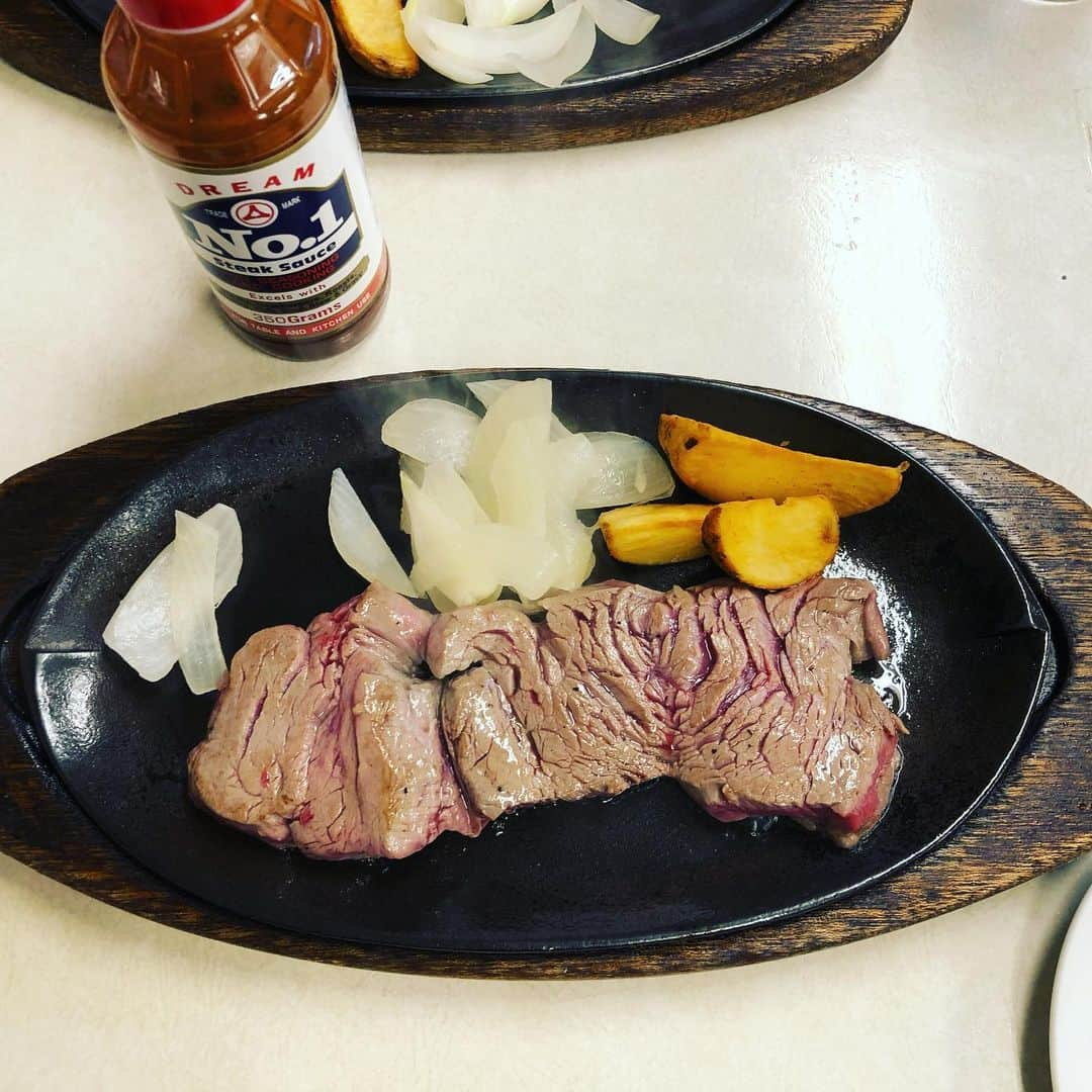 藤川球児さんのインスタグラム写真 - (藤川球児Instagram)「沖縄でのランチ🥩 #ジャッキーステーキハウス  ステーキセット¥2500円 ビール¥550円  そして…沖縄の大スター‼️ #宮里聖志 さんのサイン😂😂 #kyuji22」2月19日 9時28分 - fujikawa_kyuji22