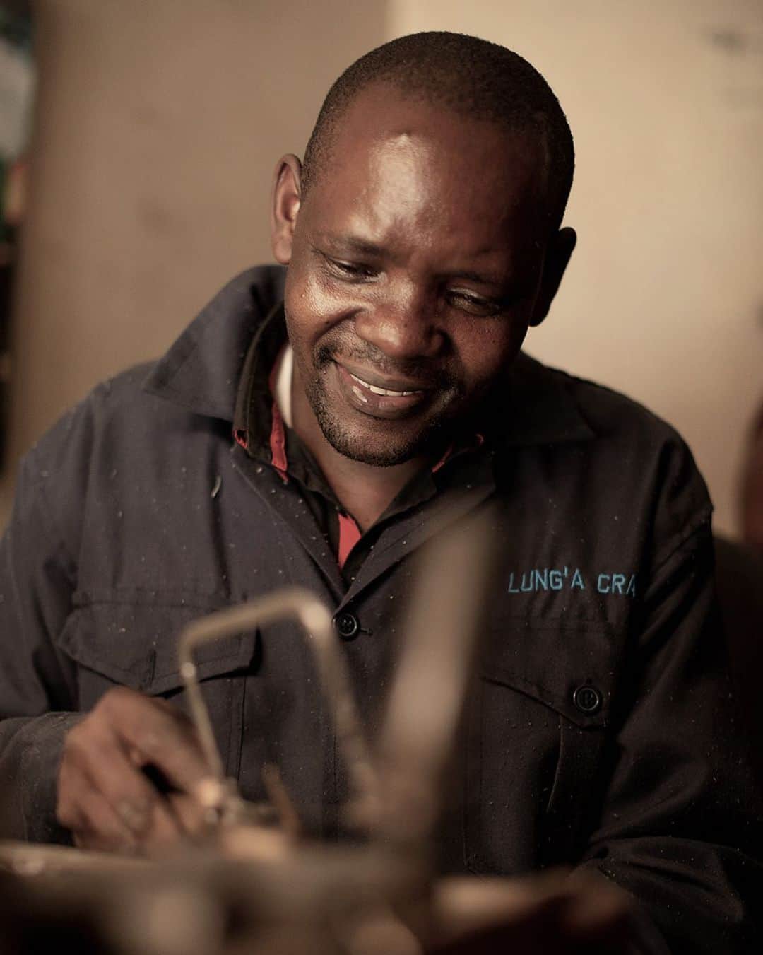 オバッキのインスタグラム：「MEET SYLVESTER — Our blacksmith partner behind the brass jewelry and flatware collection.  Sylvester grew up hearing stories of his father's work as a blacksmith and being fascinated by the idea of working with metal. At a young age, he decided to learn the trade and carry on his father’s legacy.  Blacksmithing is more than just Sylvester's livelihood; it’s his defining passion.   Working from a small workshop in the heart of Nairobi, Sylvester hopes to one day open a centre to teach blacksmithing to underprivileged youth. As he tells us, “If I can teach other kids, they will be empowered to use jewelry to create a life for themselves”.」