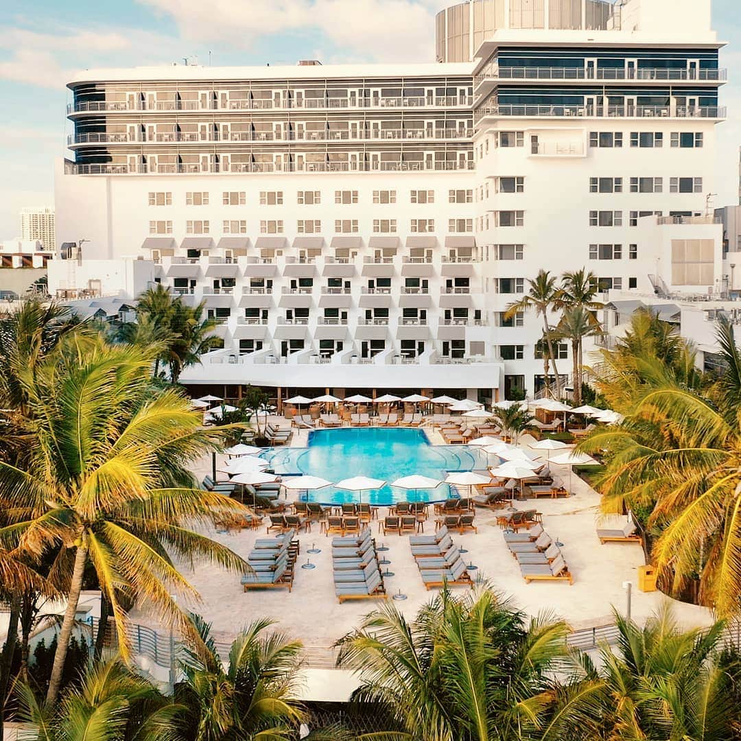 リッツ・カールトンのインスタグラム：「Art Deco details and swaying palms frame a dip into blue at The Ritz-Carlton, #SouthBeach.」