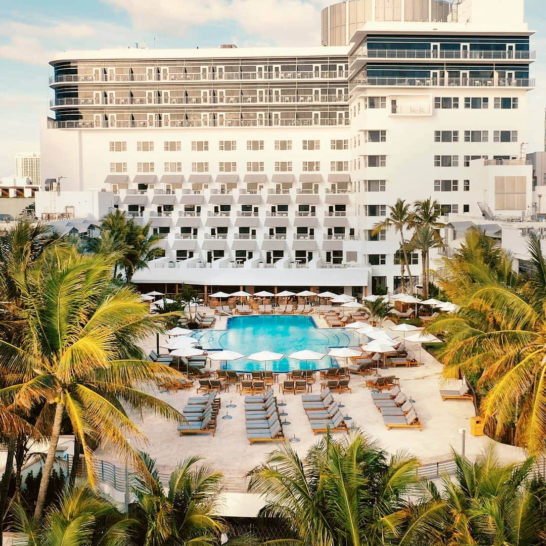 リッツ・カールトンさんのインスタグラム写真 - (リッツ・カールトンInstagram)「Art Deco details and swaying palms frame a dip into blue at The Ritz-Carlton, #SouthBeach.」2月19日 9時36分 - ritzcarlton