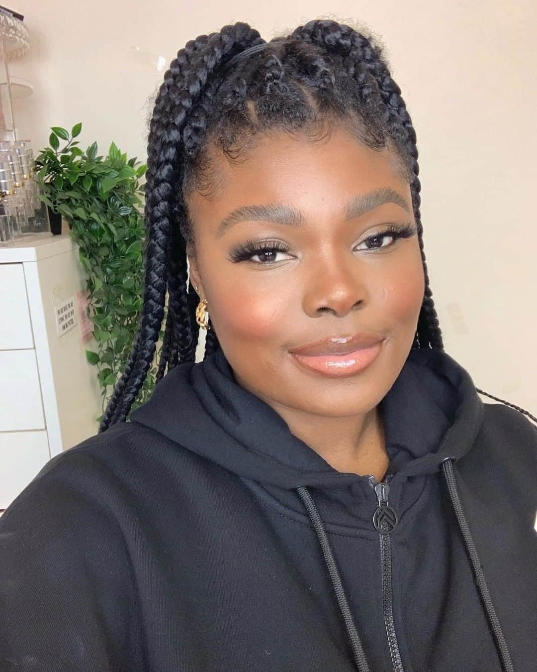 Anastasia Beverly Hillsさんのインスタグラム写真 - (Anastasia Beverly HillsInstagram)「Double tap ❤️ and drop a ⭐️ for this gorgeous GLOW! @adeolak radiates with the golden-hued luminescence of our NEW #AnastasiaBeverlyHills ⭐️⭐️ Iced Out Highlighter. ⭐️⭐️ This highlighter is an innovative combination of powder, baked, and cream formulas to create a high-impact shine that feels comfortable and wearable from day to night. ⭐️⭐️  #anastasiabeverlyhills #anastasiabrows #abhicedout」2月19日 9時38分 - anastasiabeverlyhills
