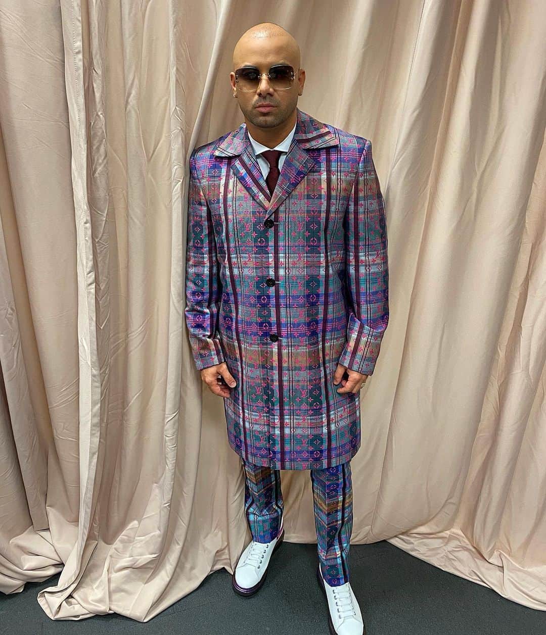 ウィジンのインスタグラム：「Gracias a @louisvuitton y a @edcoriano por el vestuario de esta noche @premiolonuestro」