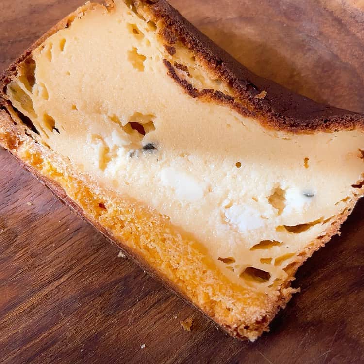 白木夏子さんのインスタグラム写真 - (白木夏子Instagram)「昨夜仕込んだゴルゴンゾーラと蜂蜜のチーズケーキ。🧀大人の味🍯 ゴルゴンゾーラと蜂蜜は最強だ〜！ 粉は米粉で作った。」2月19日 9時50分 - natsukoshiraki