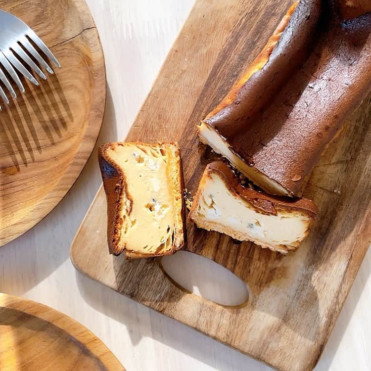 白木夏子さんのインスタグラム写真 - (白木夏子Instagram)「昨夜仕込んだゴルゴンゾーラと蜂蜜のチーズケーキ。🧀大人の味🍯 ゴルゴンゾーラと蜂蜜は最強だ〜！ 粉は米粉で作った。」2月19日 9時50分 - natsukoshiraki