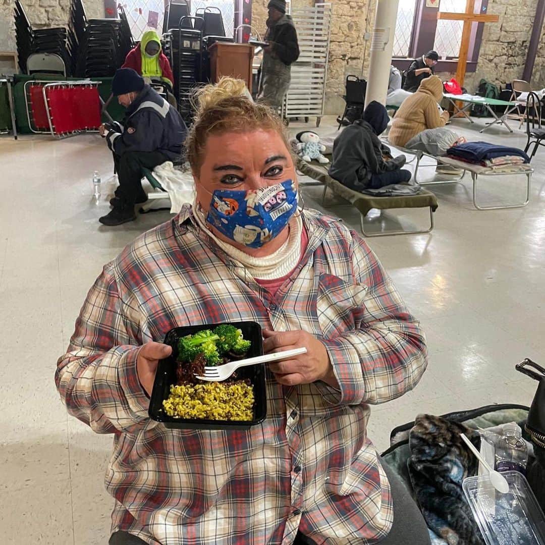 アリミ・バラードのインスタグラム：「#Repost w/ @WcKitchen & @chefjoseandres • As the snow continues to pile up in San Antonio, WCK restaurant partner Green Vegetarian Cuisine provided delicious, hot meals to the community at Corazon Ministries where residents are sheltering from the storm. #ChefsForTexas」