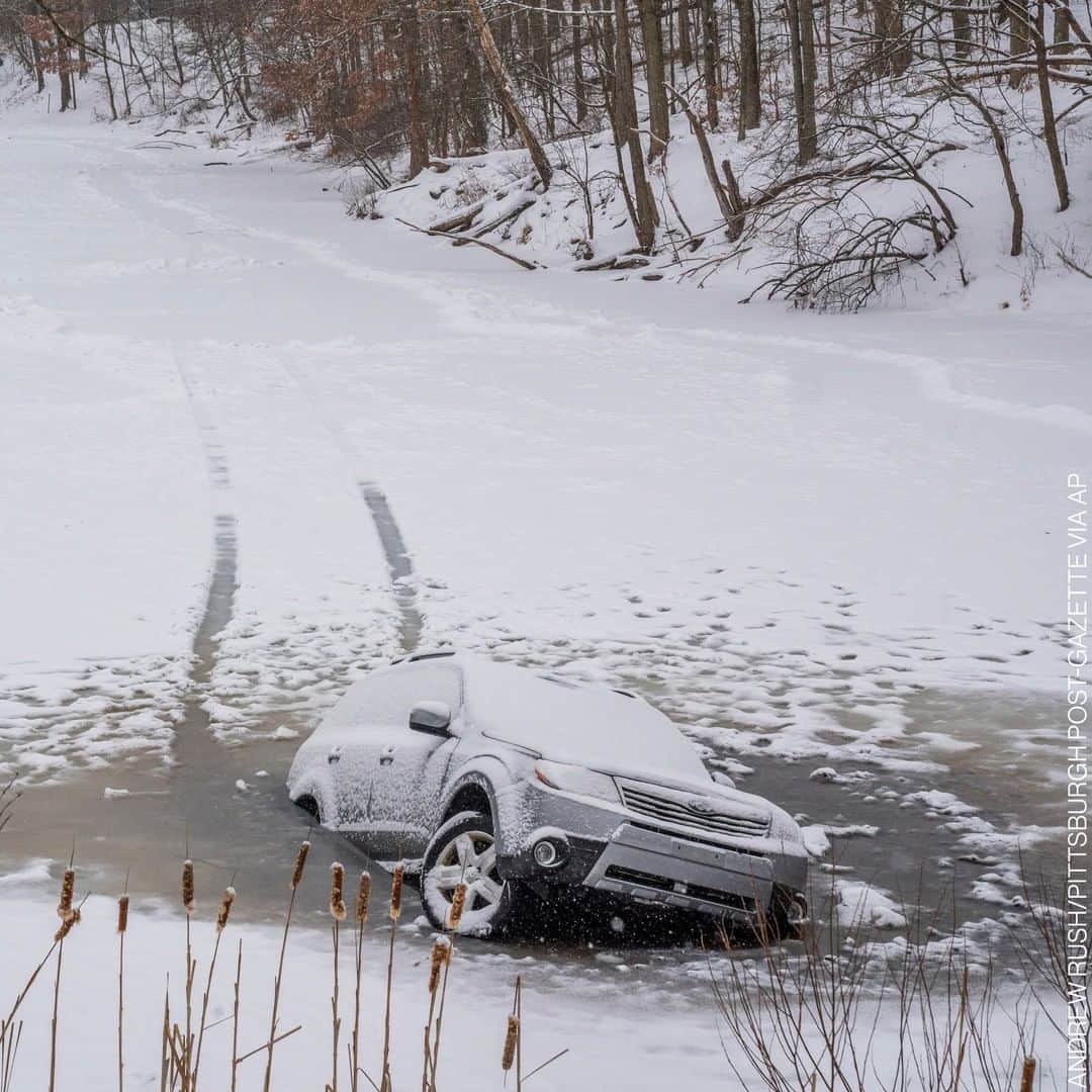 のインスタグラム：「Emergency crews in western Pennsylvania removed an SUV that broke through the ice at North Park Lake in the town of McCandless.  Police say a 24-year-old man attempted to drive his vehicle across the lake before it fell through the ice about 15 feet from shore. The driver was unharmed.」