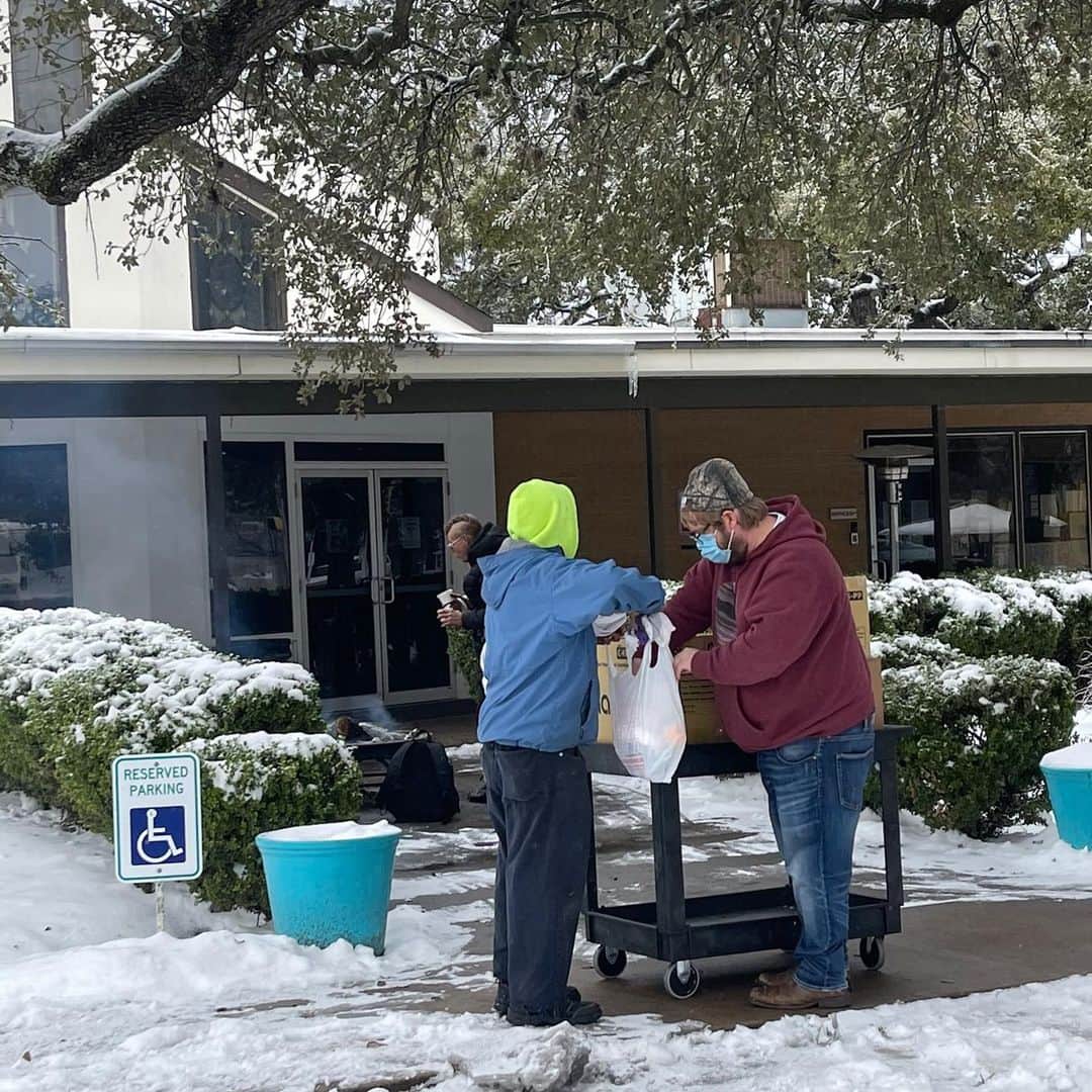 アリミ・バラードのインスタグラム：「🙏🙏💖💖💖💫💫🇺🇸  #Repost w/ @wckitchen & @chefjoseandres • Update from Austin, Texas! WCK partner Chef Jose and Carpenters Hall cooked up some hot Picadillo and potato stew for delivery to Sunrise Community Church, a warming center for neighbors in need through the freezing temperatures. #ChefsForTexas」