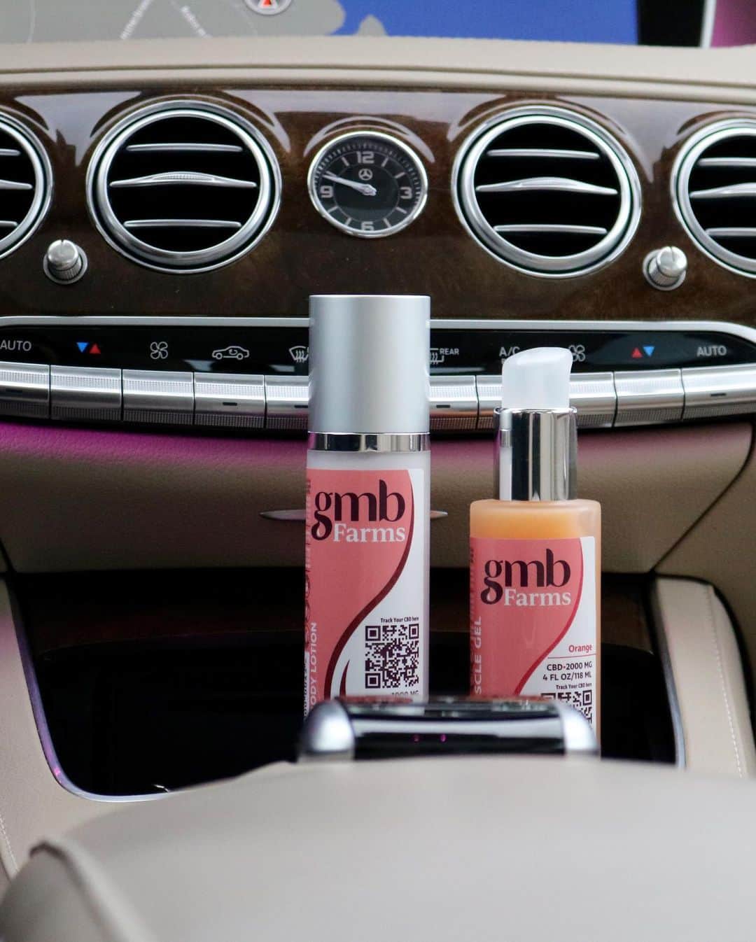 Style Fashion Luxuryさんのインスタグラム写真 - (Style Fashion LuxuryInstagram)「Get your day started right with @gmb.farms. A full dropper of Daily CBD Drops can keep you calm and focused throughout the day. Shop the full collection at gmbfarms.com  #plantbased #selfcarematters」2月19日 9時50分 - stylebook_
