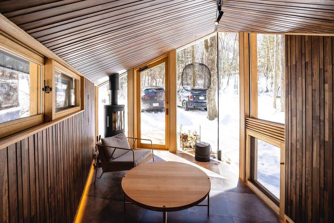 川上俊のインスタグラム：「interior:  artless karuizawa (satellite office 軽井沢) - small office in the forest / architecture & design by @shunkawakami and shinkenchiku, karuizawa, wall: @asahi_woodtec, furniture: @fil_studios, fireplace: @_hwam / photography by @yukwkmi / artless Inc. - www.artless.co.jp  #shunkawakami #tinyhouse #sustainablearchitecture  #architecturephotography」