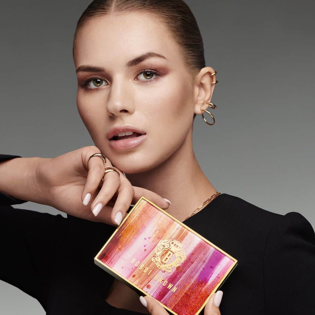 のインスタグラム：「LUXE METAL ROSE EYE SHADOW PALETTE - ローズゴールドを基調とし、ソフトでなめらかなハイインパクトのジュレ、そして超微粒子でしっとりとしたリッチマットの２つの質感を組み合わせ、デイタイムからナイトタイムまで使いやすく目元に立体感を与えてくれます☺  《 #リュクスメタルローズアイシャドウパレット 》 ✔2021年3月5日（金）限定発売 *2021年2月26日（金）公式オンラインショップ先行発売  #LuxeMetalRoseEyeShadowPalette #BobbiBrown #ボビイブラウン  #eyeshadow #eyeshadowpalette #eyemakeup #アイシャドウ #アイシャドウパレット #アイメイク #目元メイク #限定品 #春メイク #春コスメ」