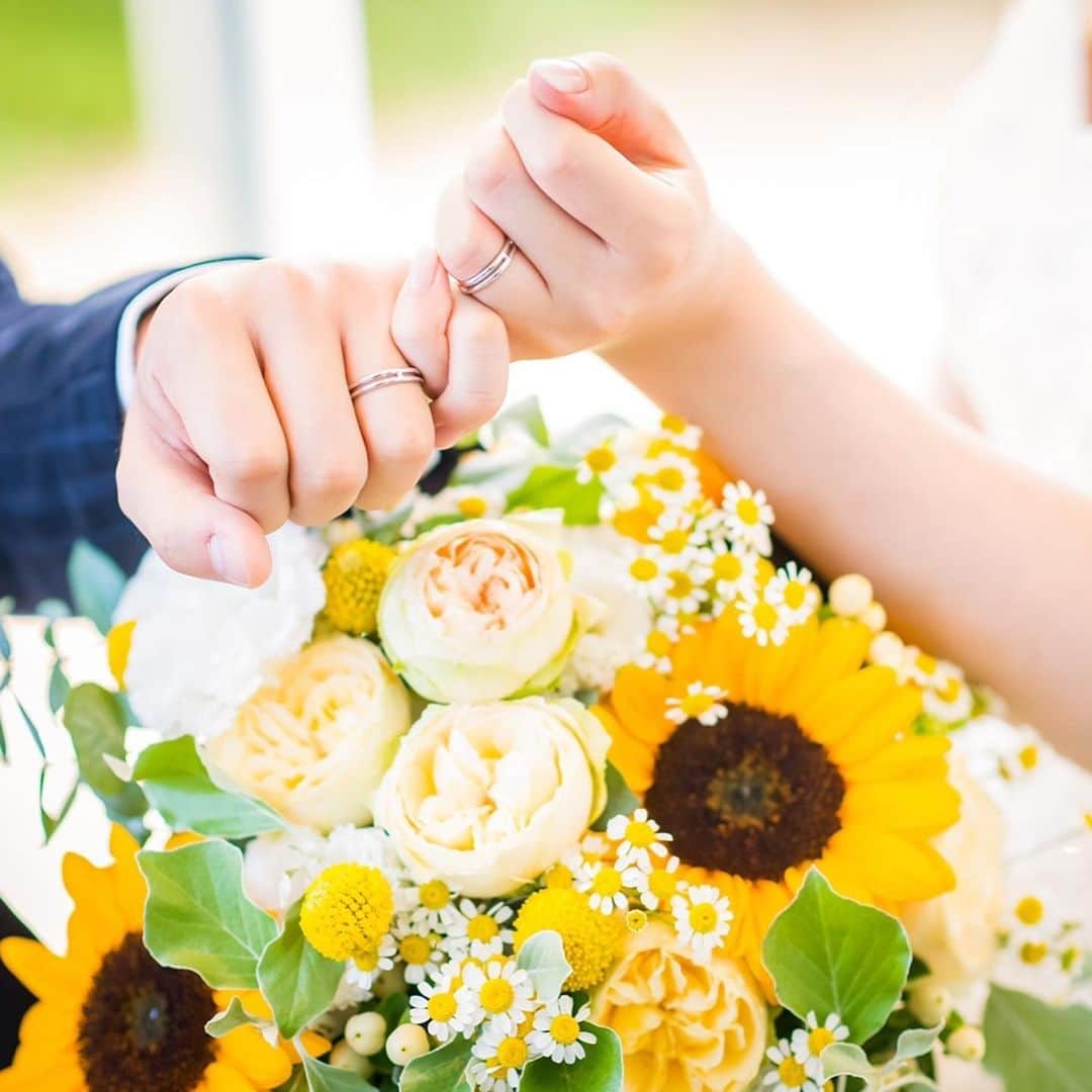 麗風つくばシーズンズテラスのインスタグラム：「. . こだわりブーケと結婚指輪を写した1枚📷🌻 . ブーケはおふたりのこだわりを詰め込めるように 専属のお花屋さんが素敵なご提案をさせていただきます！ . . #結婚 #つくば #研究学園 #茨城  #式場探し #卒花嫁 #プレ花嫁  #全国のプレ花嫁さんと繋がりたい  #日本中のプレ花嫁さんと繋がりたい  #ウェディングドレス #ウェディング  #ウェディングブーケ #クラッチブーケ  #ラウンドブーケ #ナチュラルブーケ  #おしゃれ好き #おしゃれ花嫁  #結婚指輪 #ウェディングフォト  #wedding #weddingdress  #weddingphotography  #photo #photography  #photooftheday #instagood  #dearswedding」