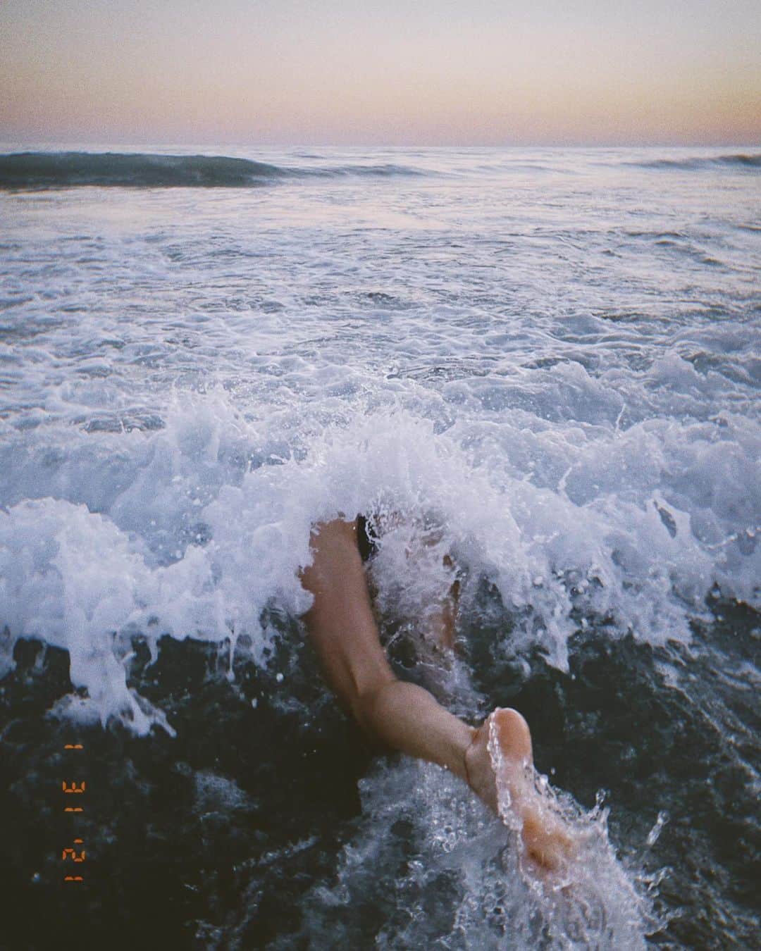 Macarena Achagaのインスタグラム：「esa es mi patita 🦶🏻friendly reminder: jump ! 🐬」