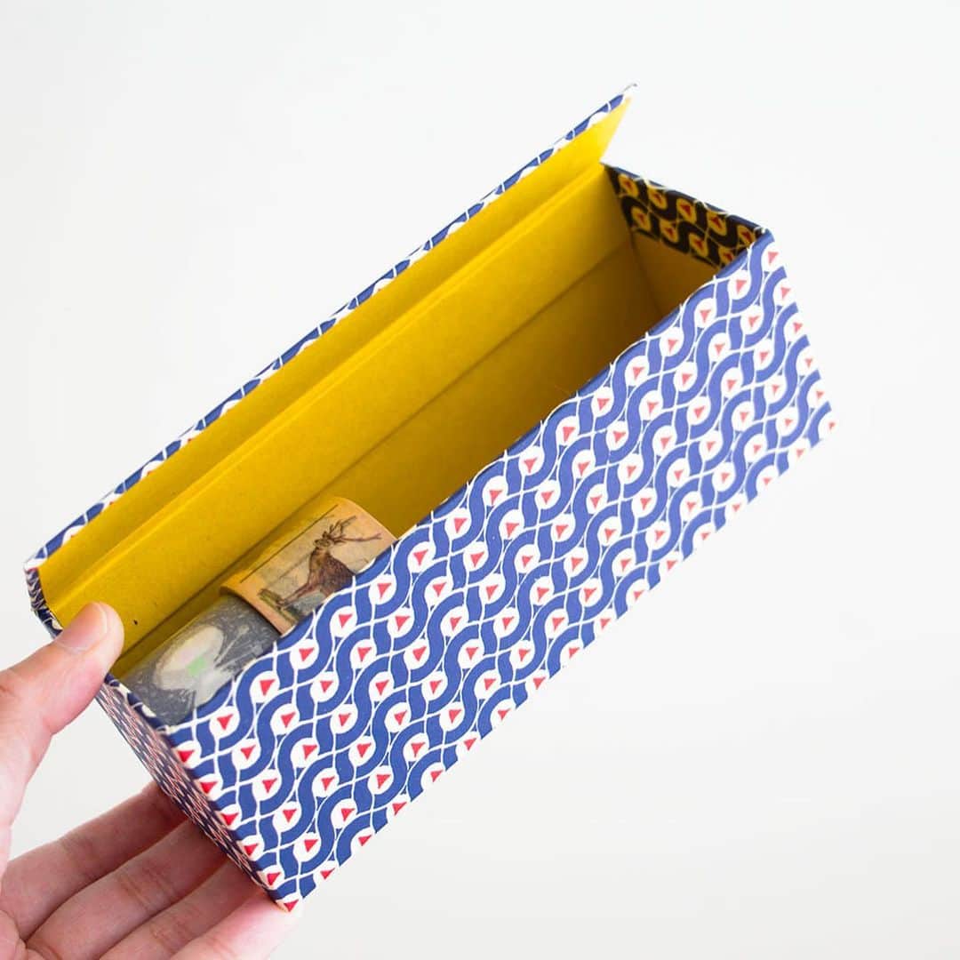 手紙社さんのインスタグラム写真 - (手紙社Instagram)「【マスキングテープの収納にぴったりな新作ボックス】 京都の老舗紙器メーカーによる世界初の貼箱専門店「BOX＆NEEDLE（@box_and_needle）」の新商品「burano」は、マスキングテープをコンパクトに収納できるボックス。イタリアにあるブラーノ島のカラフルな町並みに似ていることから名付けられています。15mm幅のマスキングテープが10個も収まるうえに、天面と底面にマグネットを内蔵しているため積み重ねるとくっついて安定する優れもの。今回は紙博限定として、柄と無地の2種類のボックスとオリジナルマスキングテープ「NUMBER bg」を組み合わせたスペシャルセットでお届けします！  --------------------- 【「手紙社のオンラインフェスティバル 紙博&陶博」開催概要】 会期：2021年3月1日（月）〜3月7日（日）　＊参加無料﻿ 会場：「手紙社のオンラインフェスティバル 紙博&陶博」公式サイト﻿  ▶︎詳細は「@kamihaku2021」プロフィールのURLから！  ◎オンラインショッピング 定番アイテムだけでなく、新作やここだけの限定アイテムなど、出展者による渾身の作品がずらりと並びます。さらに“手紙社の部員”限定で、ひと足早くお買い物ができる先行販売を実施！ プレビュー期間：2月25日（木）12:00〜2月27日（土）24:00 先行販売期間：﻿2月28日（日）10:00〜24:00﻿ 一般販売期間：﻿3月1日（月）12:00〜3月7日（日）24:00﻿  ◎オンラインミーティング 制作のバックグラウンドや実際に販売する作品の紹介などを直接聞いたり見たりできるオンラインミーティング（番組）を、一部の出展者からお届けする予定！  ▶︎「手紙社の部員」について詳しくは、手紙社公式サイト→「部員ですけど、何か？」をチェック！  #手紙社#手紙舎#紙博#陶博#オンラインイベント#紙#イラスト#デザイン#印刷#活版#文房具#マステ#ハンコ#手紙#箱#雑貨#陶器#磁器#器 #tegamisha#kamihaku#touhaku#paper#papercrafts#ceramics#pottery#handcraft#box#BOX_and_NEEDLE」2月19日 10時03分 - tegamisha