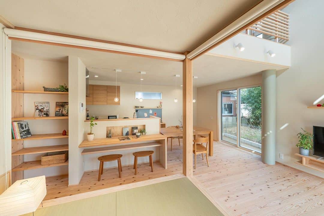 安成工務店さんのインスタグラム写真 - (安成工務店Instagram)「ダイニングテーブルをキッチンと横並びにすることで、配膳しやすくコミュニケーションの取りやすい空間に。カウンターや小上がりの和室など、それぞれの場所で寛ぎながらキッチンにいる奥様と会話を楽しむことができます。 ＊ ＊ more photos…@yasunari_komuten ＊ ＊ #安成工務店 #yasunari #工務店 #注文住宅 #住宅 #木の家 #木造 #一戸建て #新築 #マイホーム #省エネ住宅 #エネルギー自給 #自然素材 #OMソーラー #家 #無垢材 #山口県 #福岡県 #季節を楽しむ #津江杉 #珪藻土 #セルロースファイバー断熱材 #輪掛乾燥材 #家造り #家づくり記録 #対面キッチン #キッチン #キッチンカウンター #ダイニングテーブル」2月19日 10時04分 - yasunari_komuten