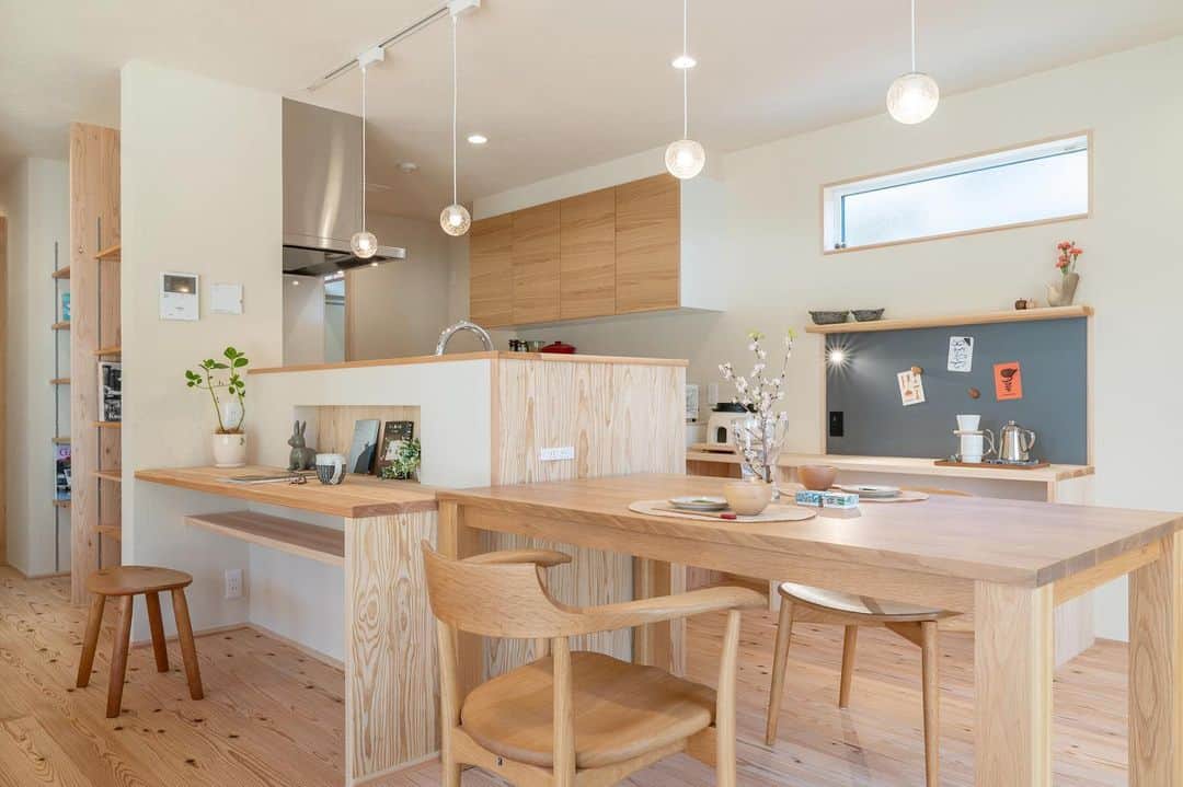 安成工務店さんのインスタグラム写真 - (安成工務店Instagram)「ダイニングテーブルをキッチンと横並びにすることで、配膳しやすくコミュニケーションの取りやすい空間に。カウンターや小上がりの和室など、それぞれの場所で寛ぎながらキッチンにいる奥様と会話を楽しむことができます。 ＊ ＊ more photos…@yasunari_komuten ＊ ＊ #安成工務店 #yasunari #工務店 #注文住宅 #住宅 #木の家 #木造 #一戸建て #新築 #マイホーム #省エネ住宅 #エネルギー自給 #自然素材 #OMソーラー #家 #無垢材 #山口県 #福岡県 #季節を楽しむ #津江杉 #珪藻土 #セルロースファイバー断熱材 #輪掛乾燥材 #家造り #家づくり記録 #対面キッチン #キッチン #キッチンカウンター #ダイニングテーブル」2月19日 10時04分 - yasunari_komuten