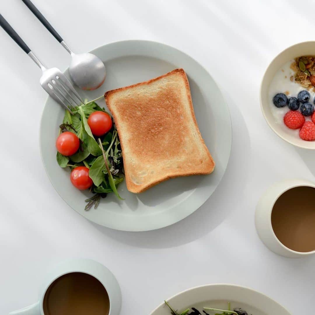 のインスタグラム：「食卓がぐっと可愛くなる作家さんの器が、数量限定で入荷しました！ . - - - - - - - - - - - - KANEAKI SAKAI POTTERYより 「プレート」「マグカップ」「ボウル」が 全種類そろって入荷しました✨  ひとつひとつ手づくりで つくられていることもあり、 一度の入荷数に限りがございます。 気になった方はお早めに チェックしてみてくださいね♪ . 作家ものなのに、 食洗機も電子レンジも使用OK！ 日常づかいできるのが嬉しいポイント。  やわらかな色味が絶妙で、 テーブルに並べるだけで可愛くて 気分が上がる器です🍽 . . お買いものはプロフィールのリンク からご覧ください◎→@hokuoh_kurashi . ーーー 掲載のアイテムはこちら▼ ーーー  ☑️ KANEAKI SAKAI POTTERY/カネアキサカイポタリー/美濃焼 . ※ その他、スタイリングに使用したアイテムは、 スタッフの私物になります。 - - - - - - - - - - - - - - - - - -  . . ▶ その他の商品詳細をお知りになりたい場合は、 プロフィールに掲載の、 当店お問い合わせメールまでご連絡ください。 . #kitchen#kitchendesign#kitchenware#food#foodstagram#KANEAKISAKAIPOTTERY#カネアキサカイポタリー#美濃焼#器#作家もの#作家さん#パン#朝ごパン#朝ごはん#キッチン#キッチン雑貨#台所#ごはん#ランチ#料理#シンプル#シンプルライフ#シンプルデザイン#お買い物#暮らしを楽しむ#日々の暮らし#北欧#暮らし#北欧暮らしの道具店」