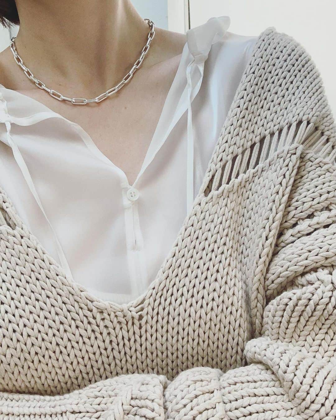 二ノ宮和佳子のインスタグラム：「. Layered  かさね好き  この日はギラギラブラウスと新作ニット  Eyelet knit @aewen_matoph  リリヤン糸のふっくらニットは、 軽くて、肩がズルズル落ちる感じも好き シャツとかカットソーとか色々重ねたい  #aewenmatoph #イウエンマトフ #eyeletknit #organzaknit」
