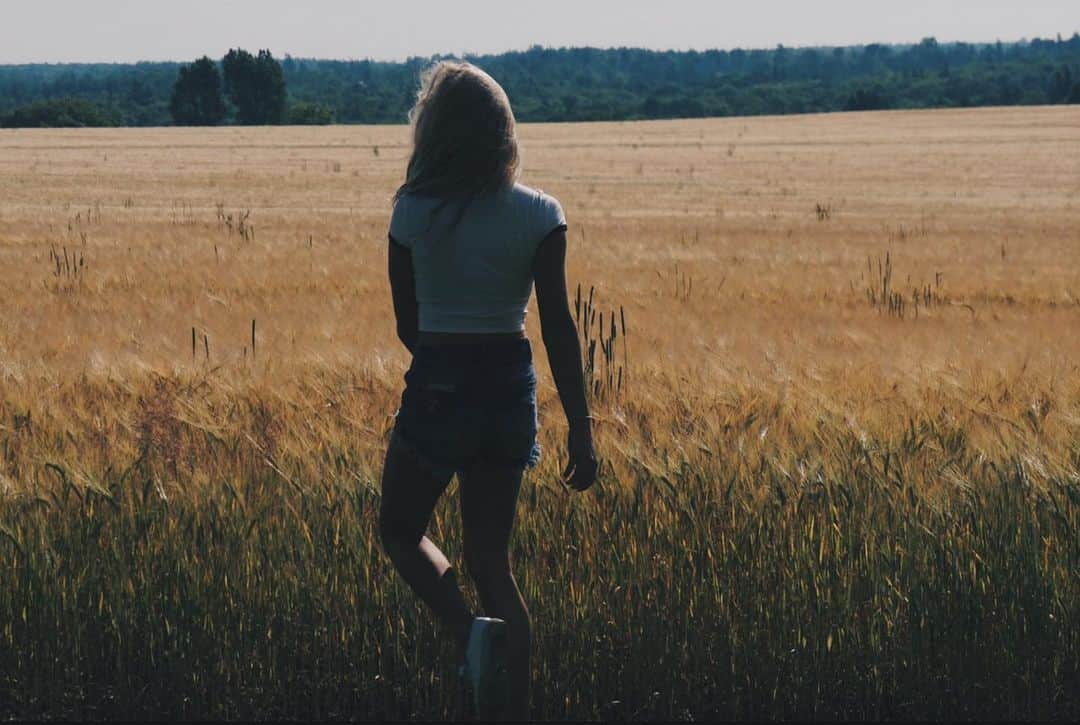 Kalyn Nicholsonさんのインスタグラム写真 - (Kalyn NicholsonInstagram)「old postcards from prince edward island 🌾  how many old pictures and life chapters have you revisited since the pandemic started? it’s very comforting to look back and remember times when going to the beach and watching the sunset with your people we’re the norm. It’s also very therapeutic to realize you’re not the same person you used to be.  No matter the changes, I’ll bet you’ve grown.   ——  I remember the summer these photos were taken I was so fixated on trying to look “tumblr”. I got so lost in that illusion of perfection sauce, that no matter how hard I tried (which was very hard) I really struggled to feel good enough. I was self-conscious-consumed; constantly trying to prove I was worthy of following or looking up to. That often led to me not fully grasping a lot of the true, yet simple joys around me.   Now I look back and remember my brother being super excited to help me take fun pictures & Alaska by Maggie Rogers playing on the radio when we drove out to point prim lighthouse. This pink sky is in the exact same place I saw it years before when my poppa was still alive and told me “pink skies at night, sailors delight”. It felt like he was winking at me from the sky so I took a picture (those ones you never think about posting but look back and are so glad you took). I remember going to a renovated bar barn with a group of my family to see a musician play that my dad had been looking forward to the whole trip. We took silly Snapchat’s in the car ride over and spent the majority of those nights just hanging out, playing cards and making trips to Coopers for cinnamon buns and jars of sliced pickles.   I’m glad I’m not this girl anymore, but I’m also very thankful that she paid attention to more than just the pressures she felt inside her head.」2月19日 10時13分 - kalynnicholson13