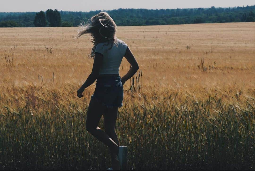 Kalyn Nicholsonさんのインスタグラム写真 - (Kalyn NicholsonInstagram)「old postcards from prince edward island 🌾  how many old pictures and life chapters have you revisited since the pandemic started? it’s very comforting to look back and remember times when going to the beach and watching the sunset with your people we’re the norm. It’s also very therapeutic to realize you’re not the same person you used to be.  No matter the changes, I’ll bet you’ve grown.   ——  I remember the summer these photos were taken I was so fixated on trying to look “tumblr”. I got so lost in that illusion of perfection sauce, that no matter how hard I tried (which was very hard) I really struggled to feel good enough. I was self-conscious-consumed; constantly trying to prove I was worthy of following or looking up to. That often led to me not fully grasping a lot of the true, yet simple joys around me.   Now I look back and remember my brother being super excited to help me take fun pictures & Alaska by Maggie Rogers playing on the radio when we drove out to point prim lighthouse. This pink sky is in the exact same place I saw it years before when my poppa was still alive and told me “pink skies at night, sailors delight”. It felt like he was winking at me from the sky so I took a picture (those ones you never think about posting but look back and are so glad you took). I remember going to a renovated bar barn with a group of my family to see a musician play that my dad had been looking forward to the whole trip. We took silly Snapchat’s in the car ride over and spent the majority of those nights just hanging out, playing cards and making trips to Coopers for cinnamon buns and jars of sliced pickles.   I’m glad I’m not this girl anymore, but I’m also very thankful that she paid attention to more than just the pressures she felt inside her head.」2月19日 10時13分 - kalynnicholson13