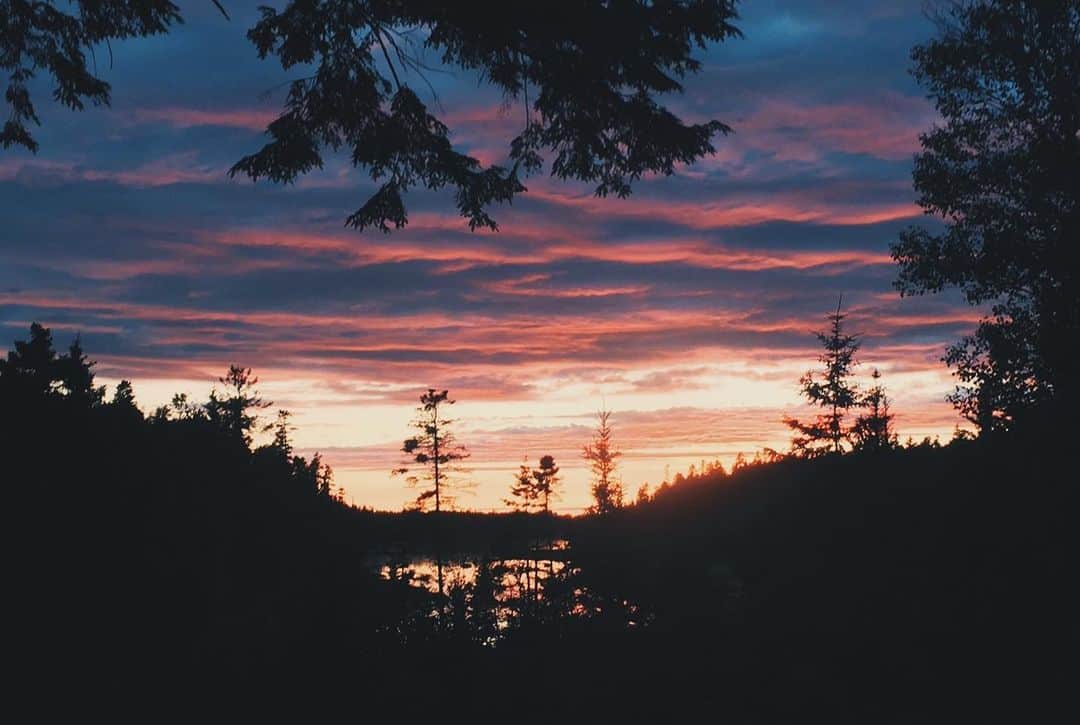 Kalyn Nicholsonさんのインスタグラム写真 - (Kalyn NicholsonInstagram)「old postcards from prince edward island 🌾  how many old pictures and life chapters have you revisited since the pandemic started? it’s very comforting to look back and remember times when going to the beach and watching the sunset with your people we’re the norm. It’s also very therapeutic to realize you’re not the same person you used to be.  No matter the changes, I’ll bet you’ve grown.   ——  I remember the summer these photos were taken I was so fixated on trying to look “tumblr”. I got so lost in that illusion of perfection sauce, that no matter how hard I tried (which was very hard) I really struggled to feel good enough. I was self-conscious-consumed; constantly trying to prove I was worthy of following or looking up to. That often led to me not fully grasping a lot of the true, yet simple joys around me.   Now I look back and remember my brother being super excited to help me take fun pictures & Alaska by Maggie Rogers playing on the radio when we drove out to point prim lighthouse. This pink sky is in the exact same place I saw it years before when my poppa was still alive and told me “pink skies at night, sailors delight”. It felt like he was winking at me from the sky so I took a picture (those ones you never think about posting but look back and are so glad you took). I remember going to a renovated bar barn with a group of my family to see a musician play that my dad had been looking forward to the whole trip. We took silly Snapchat’s in the car ride over and spent the majority of those nights just hanging out, playing cards and making trips to Coopers for cinnamon buns and jars of sliced pickles.   I’m glad I’m not this girl anymore, but I’m also very thankful that she paid attention to more than just the pressures she felt inside her head.」2月19日 10時13分 - kalynnicholson13