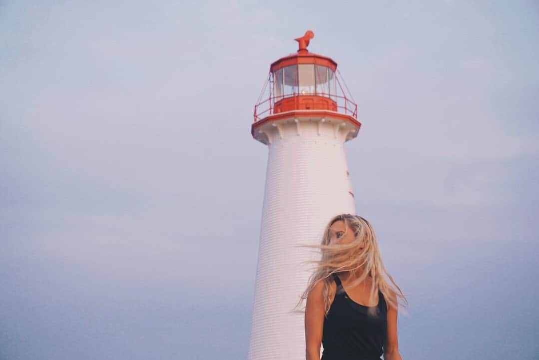 Kalyn Nicholsonのインスタグラム：「old postcards from prince edward island 🌾  how many old pictures and life chapters have you revisited since the pandemic started? it’s very comforting to look back and remember times when going to the beach and watching the sunset with your people we’re the norm. It’s also very therapeutic to realize you’re not the same person you used to be.  No matter the changes, I’ll bet you’ve grown.   ——  I remember the summer these photos were taken I was so fixated on trying to look “tumblr”. I got so lost in that illusion of perfection sauce, that no matter how hard I tried (which was very hard) I really struggled to feel good enough. I was self-conscious-consumed; constantly trying to prove I was worthy of following or looking up to. That often led to me not fully grasping a lot of the true, yet simple joys around me.   Now I look back and remember my brother being super excited to help me take fun pictures & Alaska by Maggie Rogers playing on the radio when we drove out to point prim lighthouse. This pink sky is in the exact same place I saw it years before when my poppa was still alive and told me “pink skies at night, sailors delight”. It felt like he was winking at me from the sky so I took a picture (those ones you never think about posting but look back and are so glad you took). I remember going to a renovated bar barn with a group of my family to see a musician play that my dad had been looking forward to the whole trip. We took silly Snapchat’s in the car ride over and spent the majority of those nights just hanging out, playing cards and making trips to Coopers for cinnamon buns and jars of sliced pickles.   I’m glad I’m not this girl anymore, but I’m also very thankful that she paid attention to more than just the pressures she felt inside her head.」