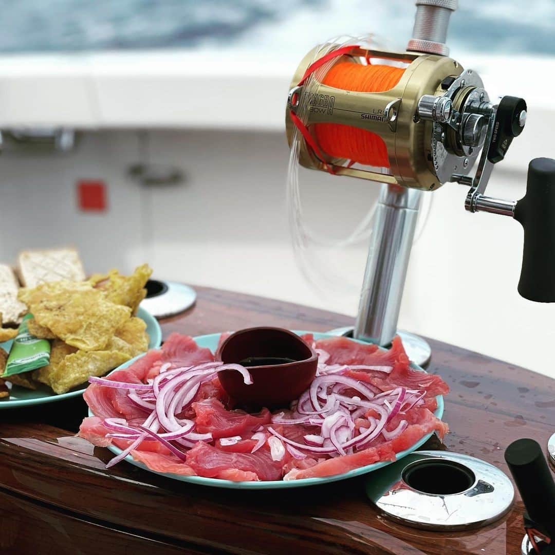 シマノ｜Fishingのインスタグラム：「The definition of sea to table. What's your ideal boat snack for a day on the water?  #FishShimano #OffshoreFishing #Sportfishing 📸: @capt.ryanharrington」