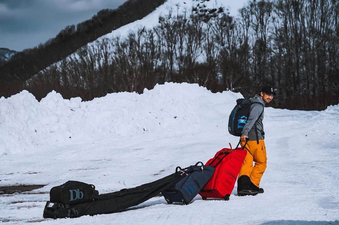 田村幸士のインスタグラム：「. 1️⃣ pc & notes 2️⃣ everyday clothes 3️⃣ camera & drone 4️⃣ skis & boots 5️⃣ ski wear . best partner of my Journey. @douchebagsjapan  @dbjourney  . 旅の準備と移動が本当に楽になった。 そして楽しくなった。 一年中こいつらを引き摺りまわして旅に付き合ってもらってます。 Thx always👍 . . . . powered by @salomon_japan  @peakperformancejapan  @haglofsjapan  @anonopticsjapan  @msrgear_japan  @mot.outdoor.freak  @coreposition  —— ✂︎ —————— #dbな俳優 #dbjourney #dbtravel #douchebags #peakperformance #haglofs #salomonfreeski #msrgear #anonoptics #snowtravel #skiingplanet #skijapan #japow #travelbags #skiingday #bagsaddict #backcountryskiing #freeskier #freeskiing #loveskiing #powderskiing #skiinglife #skiingtrip #旅のお供 #旅が好き #トラベルバッグ #バックパック #スキーが好き #バックカントリー #旅行バッグ」