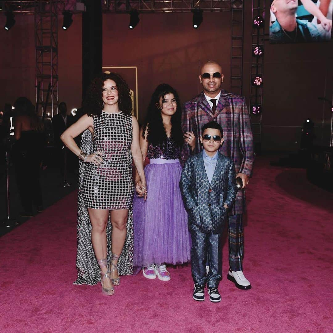 Despierta Americaさんのインスタグラム写真 - (Despierta AmericaInstagram)「El homenajeado de la noche @wisin junto a su familia.」2月19日 10時15分 - despiertamerica