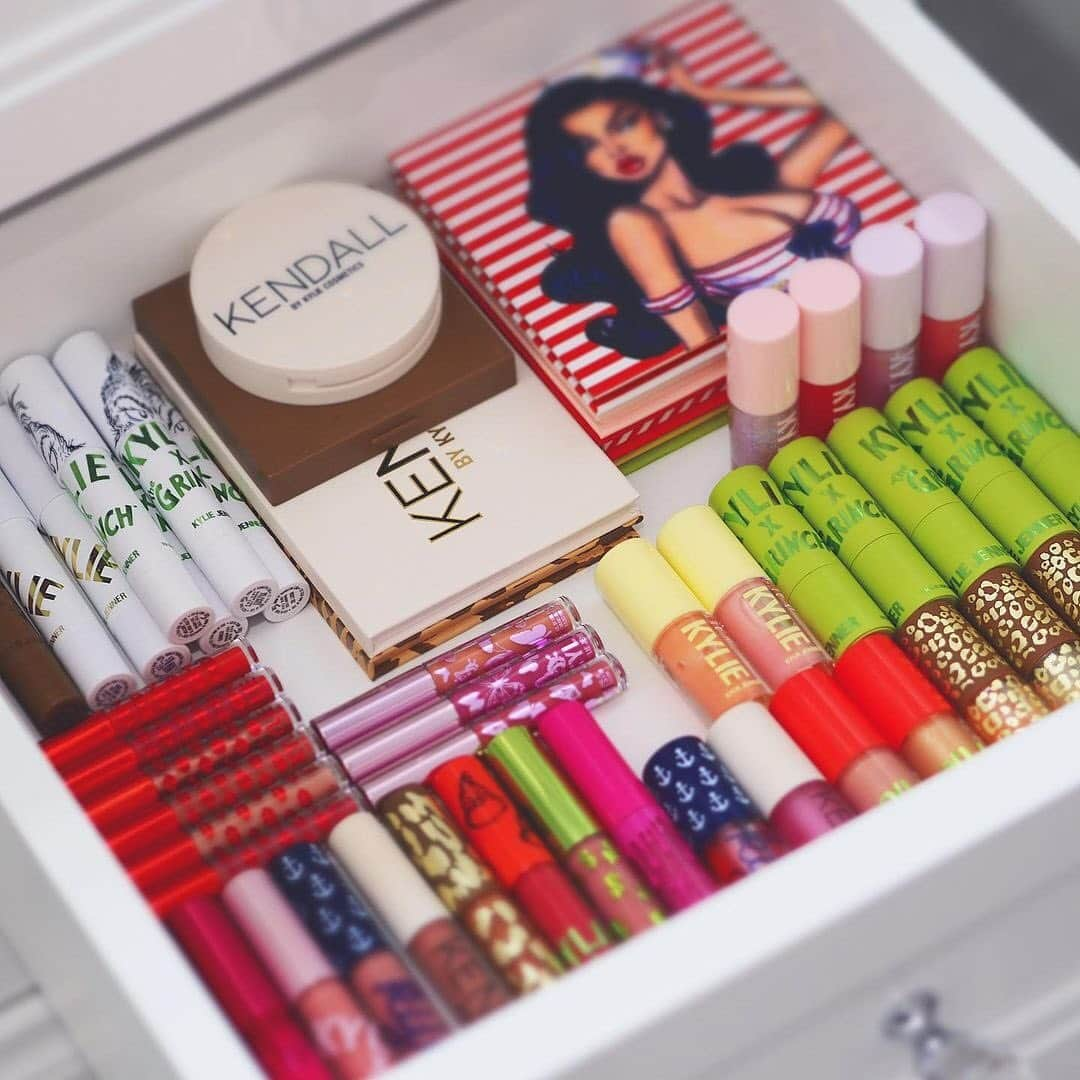 Kylie Cosmeticsさんのインスタグラム写真 - (Kylie CosmeticsInstagram)「so many amazing collections!❣️what was your favorite collection from 2020? 🤩 pic by @aalexisbeauty」2月19日 10時16分 - kyliecosmetics